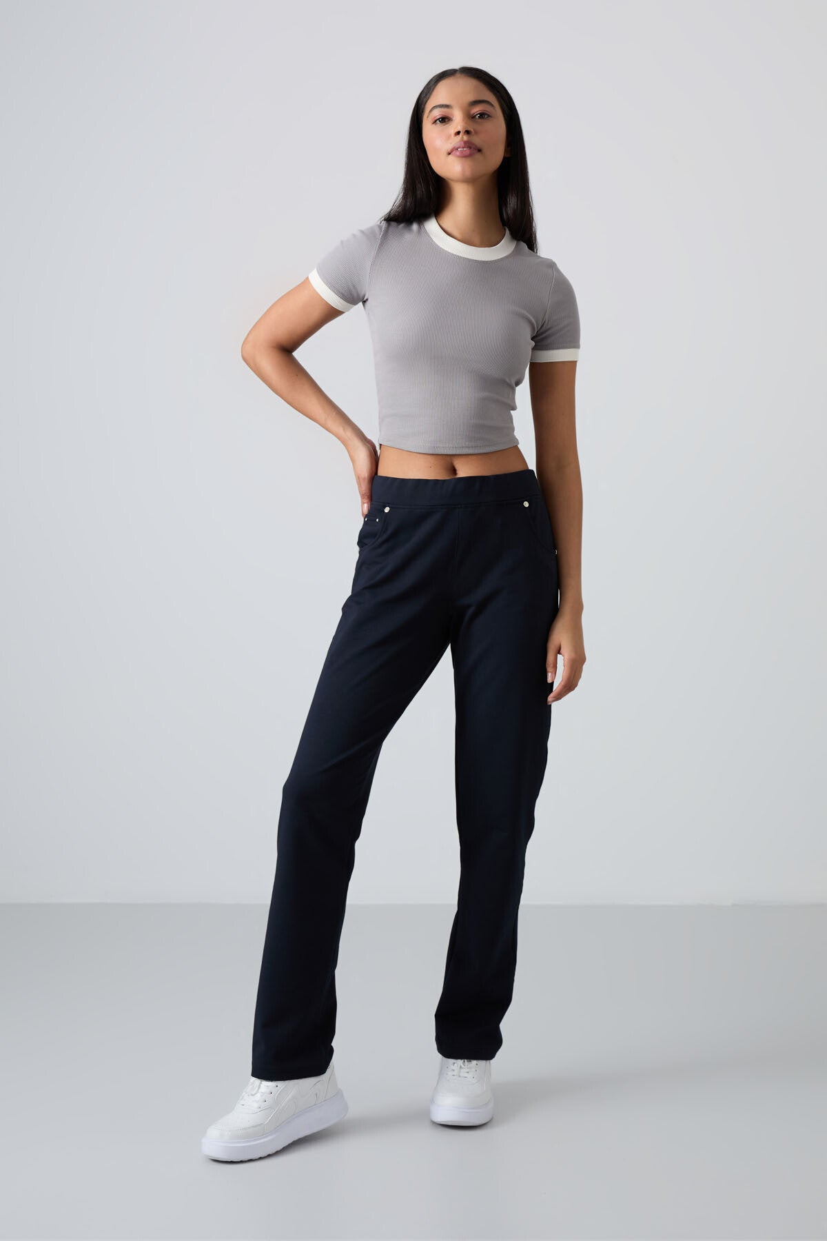 Image of Pantaloni de trening bleumarin pentru femei cu detalii cu pietre, buzunare, croială confortabilă, model clasic pe picior - 94007