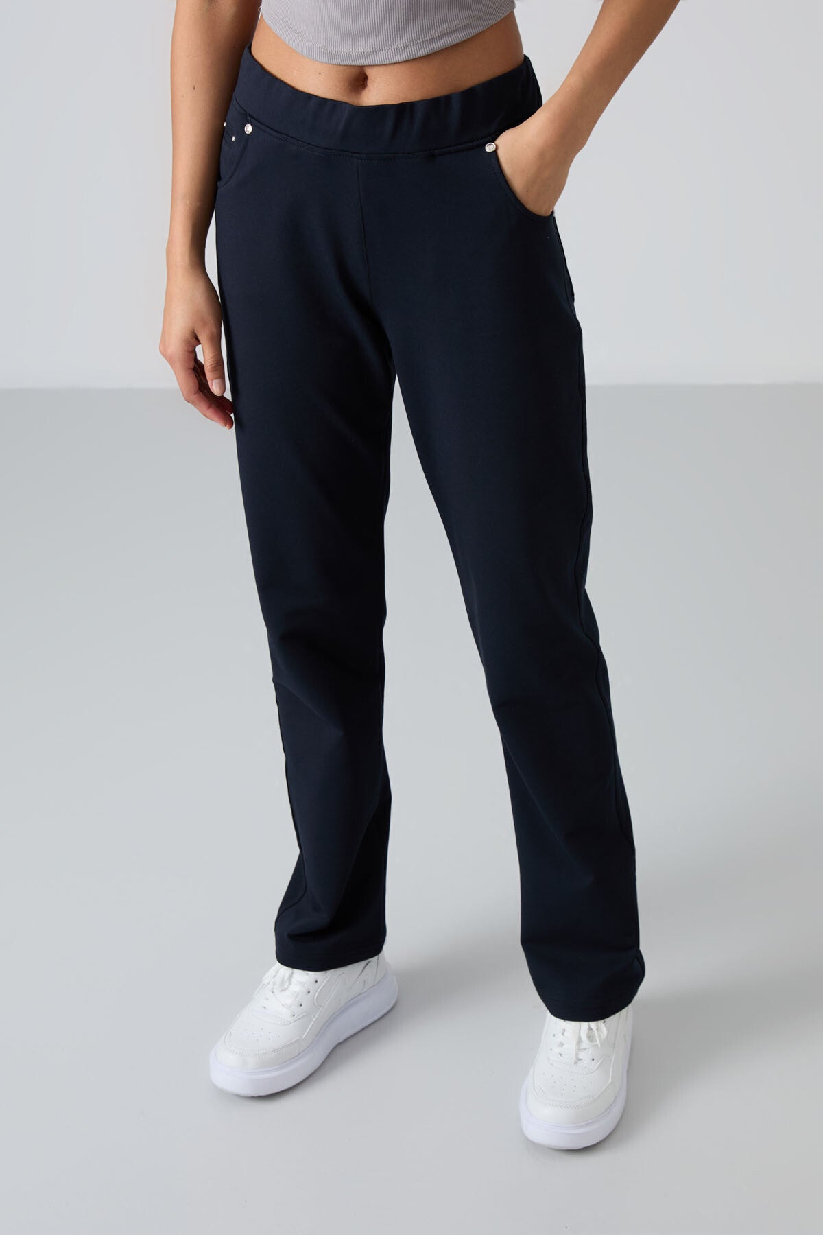 Image of Pantaloni de trening bleumarin pentru femei cu detalii cu pietre, buzunare, croială confortabilă, model clasic pe picior - 94007