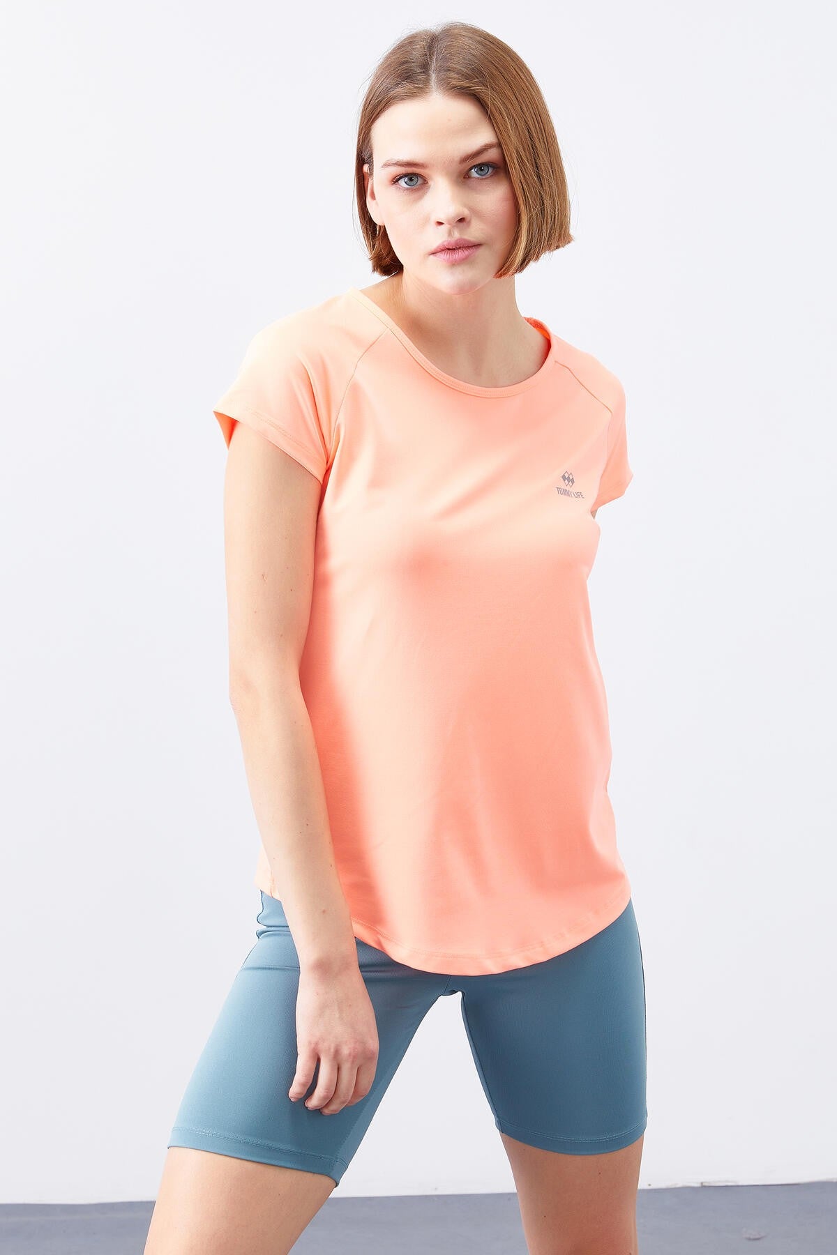 Image of Mercan Sırt Pencereli Kısa Kol Standart Kalıp O Yaka Kadın T-Shirt - 97101
