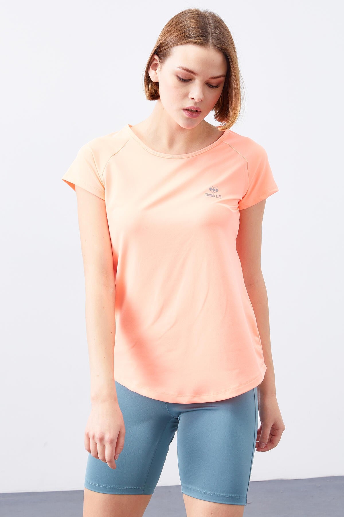 Image of Mercan Sırt Pencereli Kısa Kol Standart Kalıp O Yaka Kadın T-Shirt - 97101