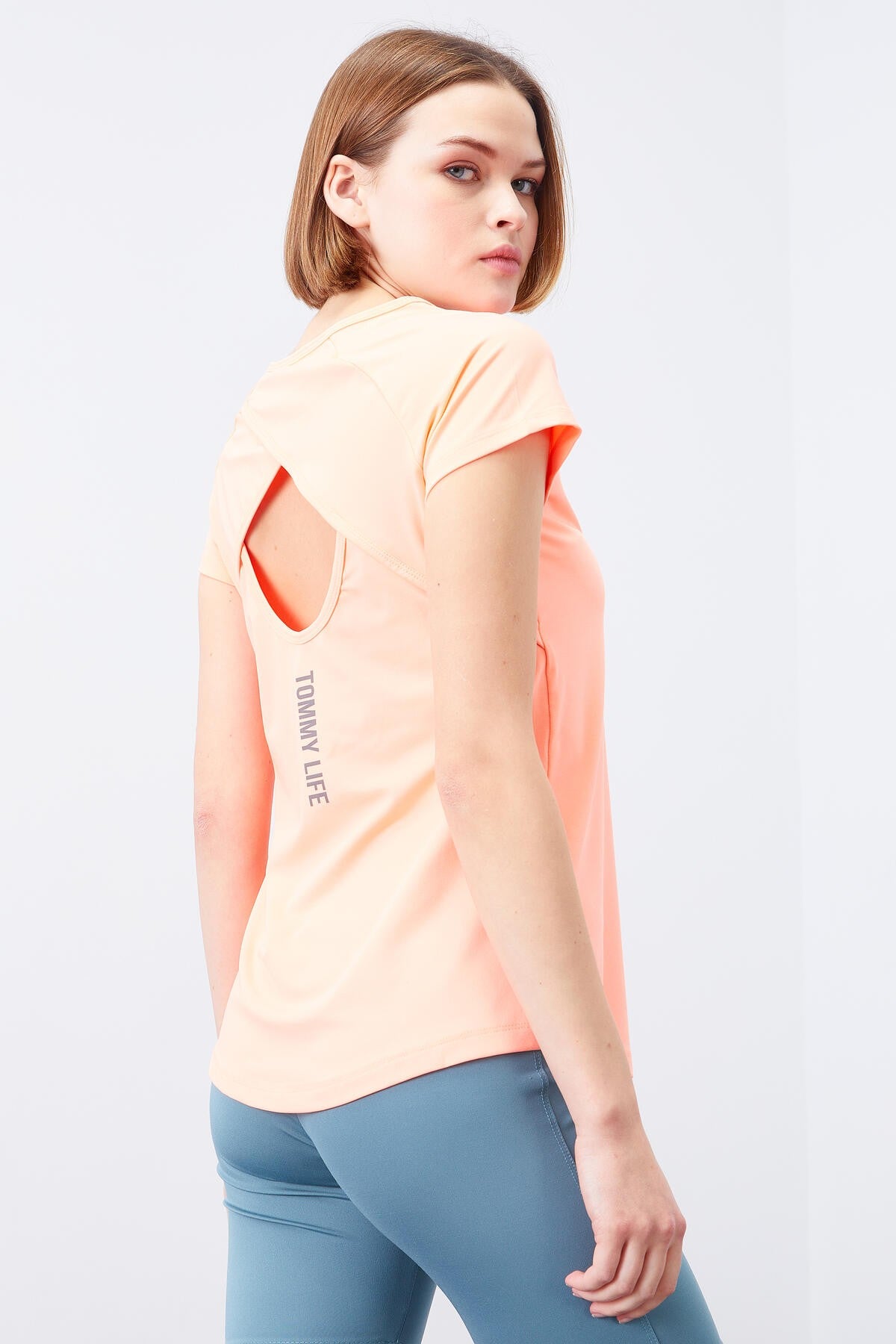 Image of Mercan Sırt Pencereli Kısa Kol Standart Kalıp O Yaka Kadın T-Shirt - 97101