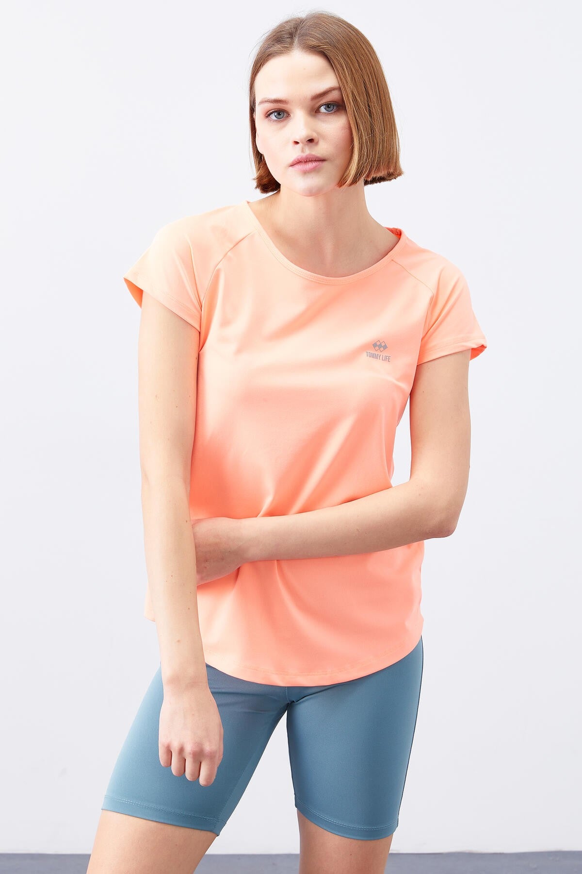 Image of Mercan Sırt Pencereli Kısa Kol Standart Kalıp O Yaka Kadın T-Shirt - 97101