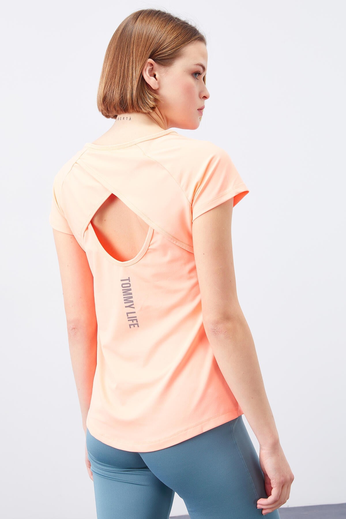 Image of Mercan Sırt Pencereli Kısa Kol Standart Kalıp O Yaka Kadın T-Shirt - 97101