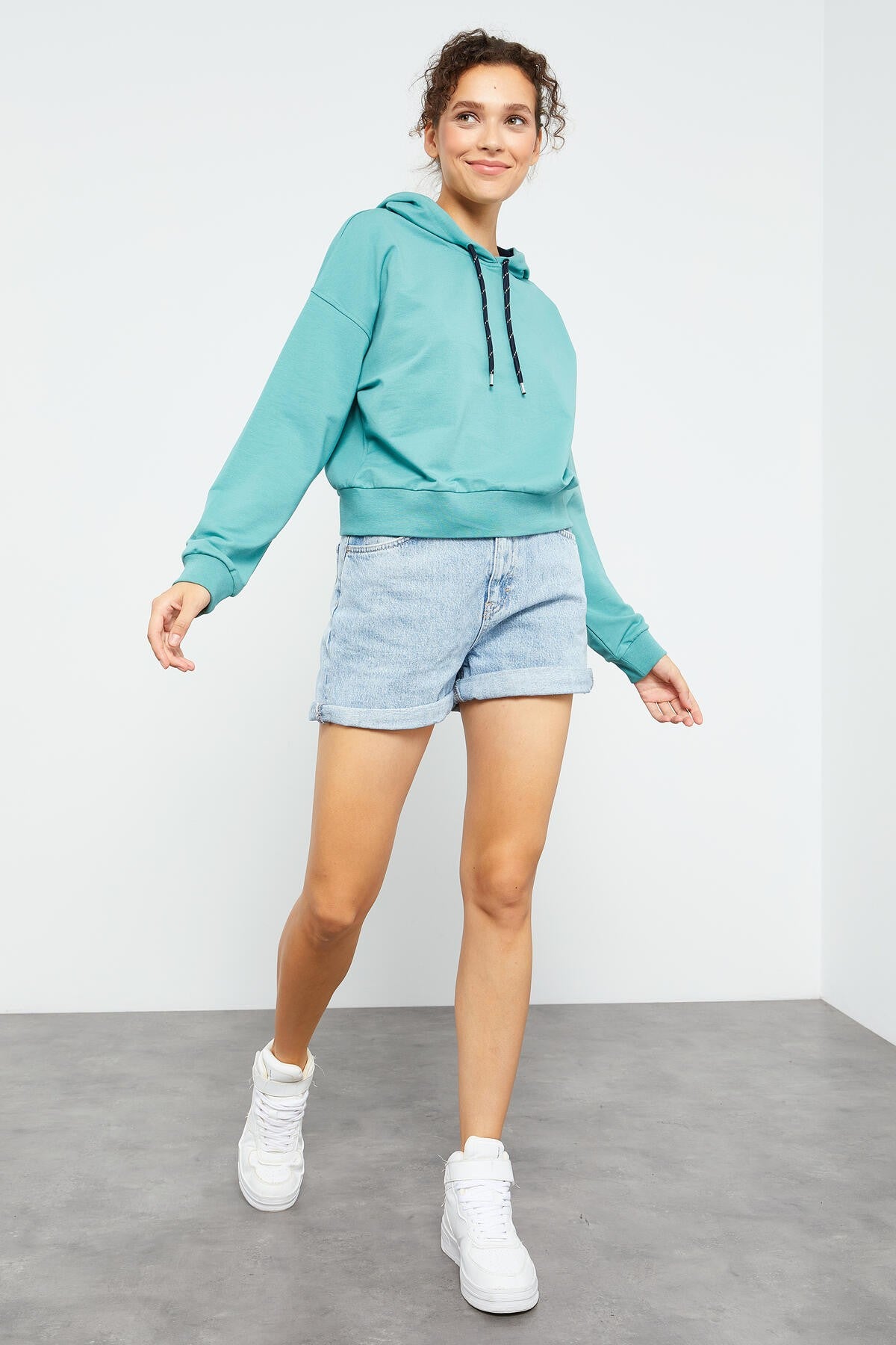 Image of Mint Yeşili Uzun Kol Rahat Form Kapüşonlu Kadın Sweatshirt - 97115