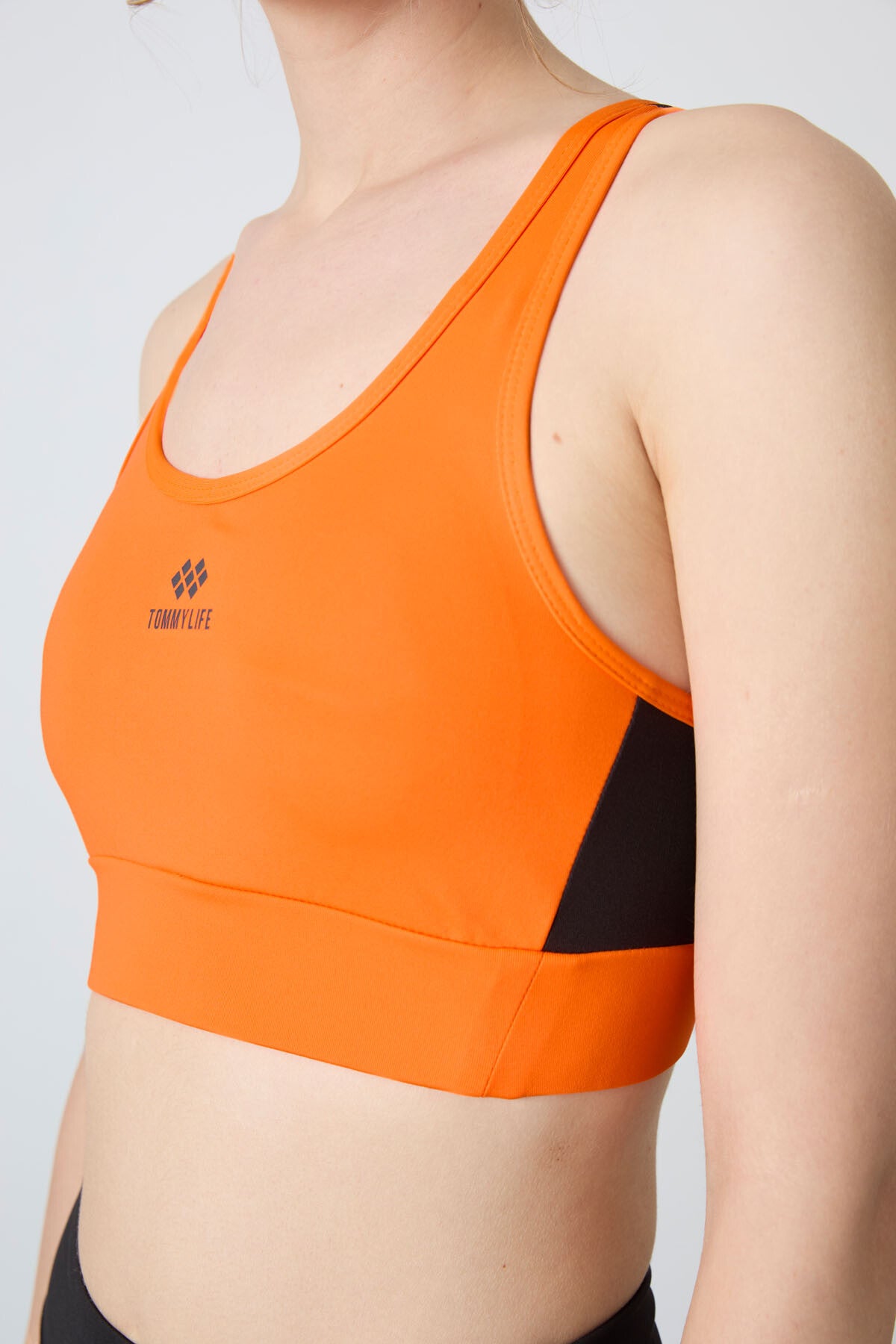 Image of Sutien sport pentru femei, cu croială slim fit și burete, cu decolteu în U, portocaliu neon, cu detalii încrucișate la spate - 97121