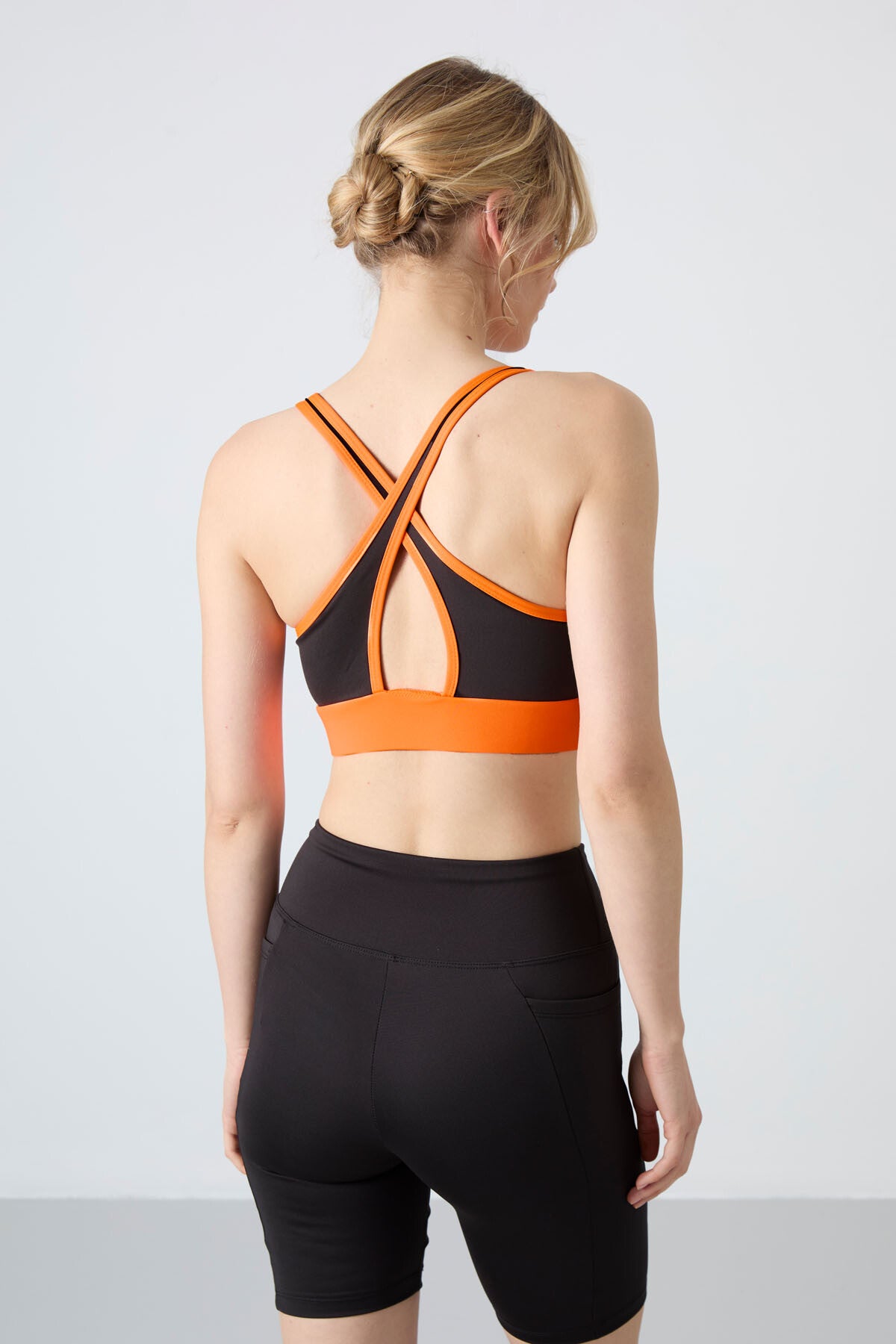 Image of Neon Oranj Çapraz Sırt Detaylı Slim Fit U Yaka Pedli Kadın Spor Büstiyer - 97121