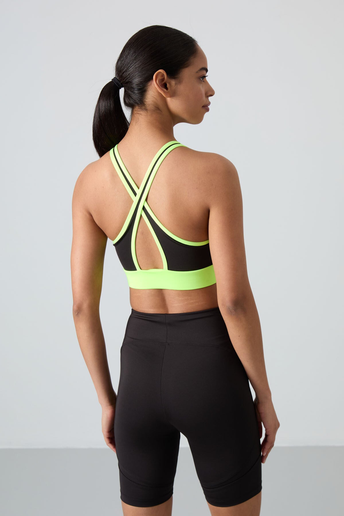 Image of Neon Sarı Çapraz Sırt Detaylı Slim Fit U Yaka Pedli Kadın Spor Büstiyer - 97121