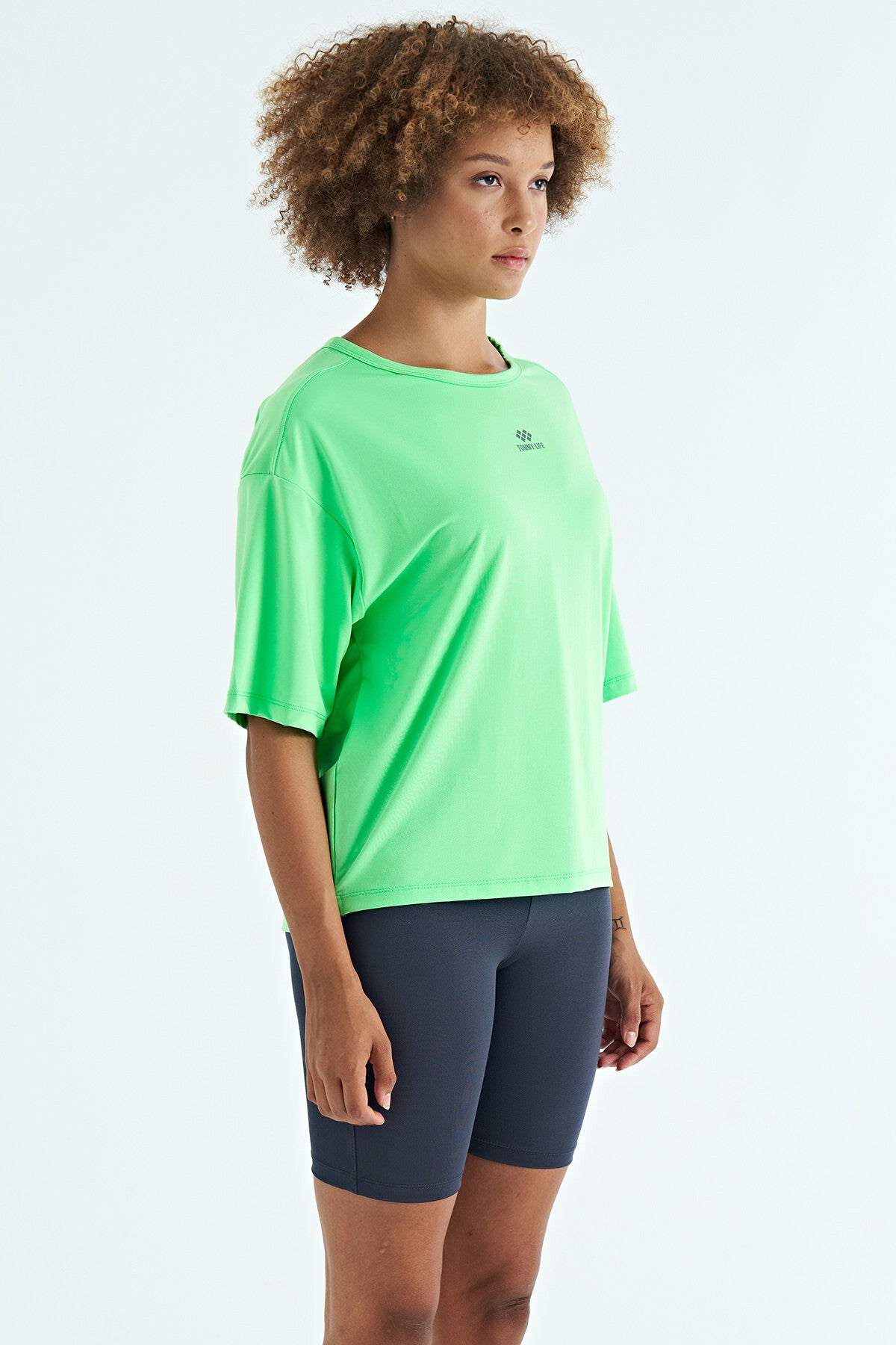 Image of Neon Yeşil O Yaka Baskı Detaylı Oversize Kısa Kol Kadın T-Shirt - 97263
