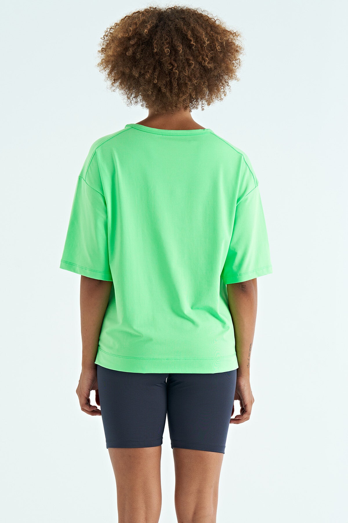 Image of Neon Yeşil O Yaka Baskı Detaylı Oversize Kısa Kol Kadın T-Shirt - 97263