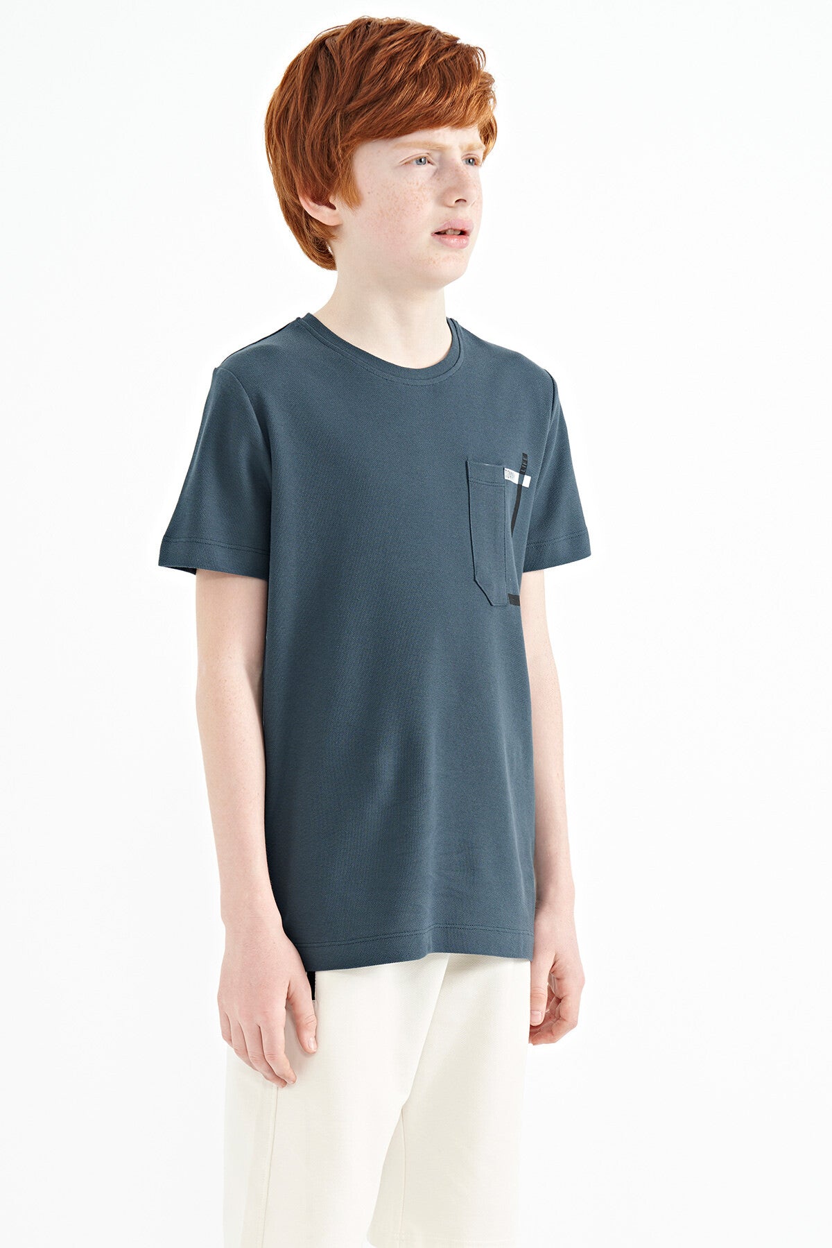 Image of Tricou verde pădure cu buzunare, guler rotund, croială standard pentru băieți - 11120