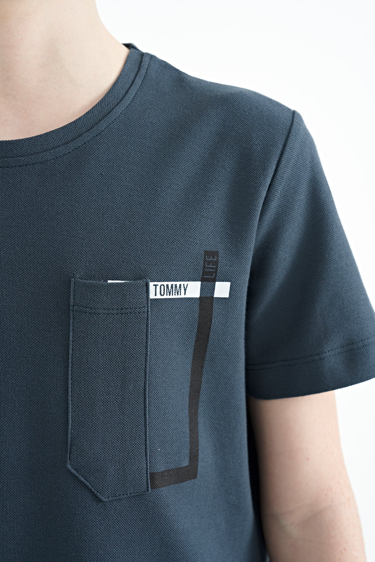Image of Orman Yeşili Cep Detaylı O Yaka Standart Kalıp Erkek Çocuk T-Shirt - 11120