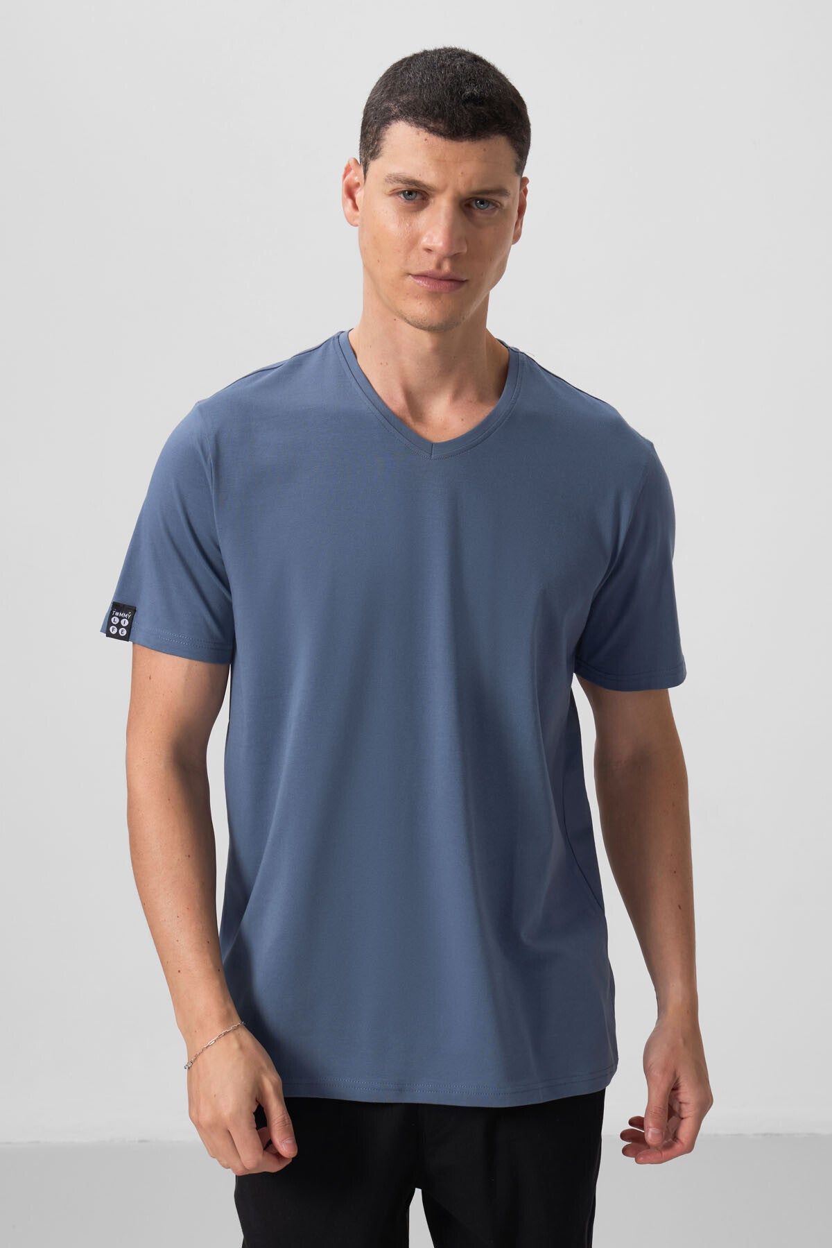 Image of Tricou bărbătesc Petrol Basic cu mânecă scurtă, croială standard și decolteu în V - 87912