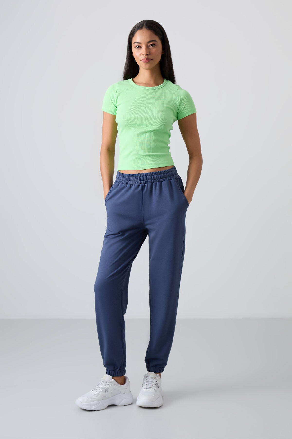 Image of Pantaloni de trening pentru femei cu talie înaltă, croială lejeră, tiv elastic, culoare benzină, cu buzunare - 94583