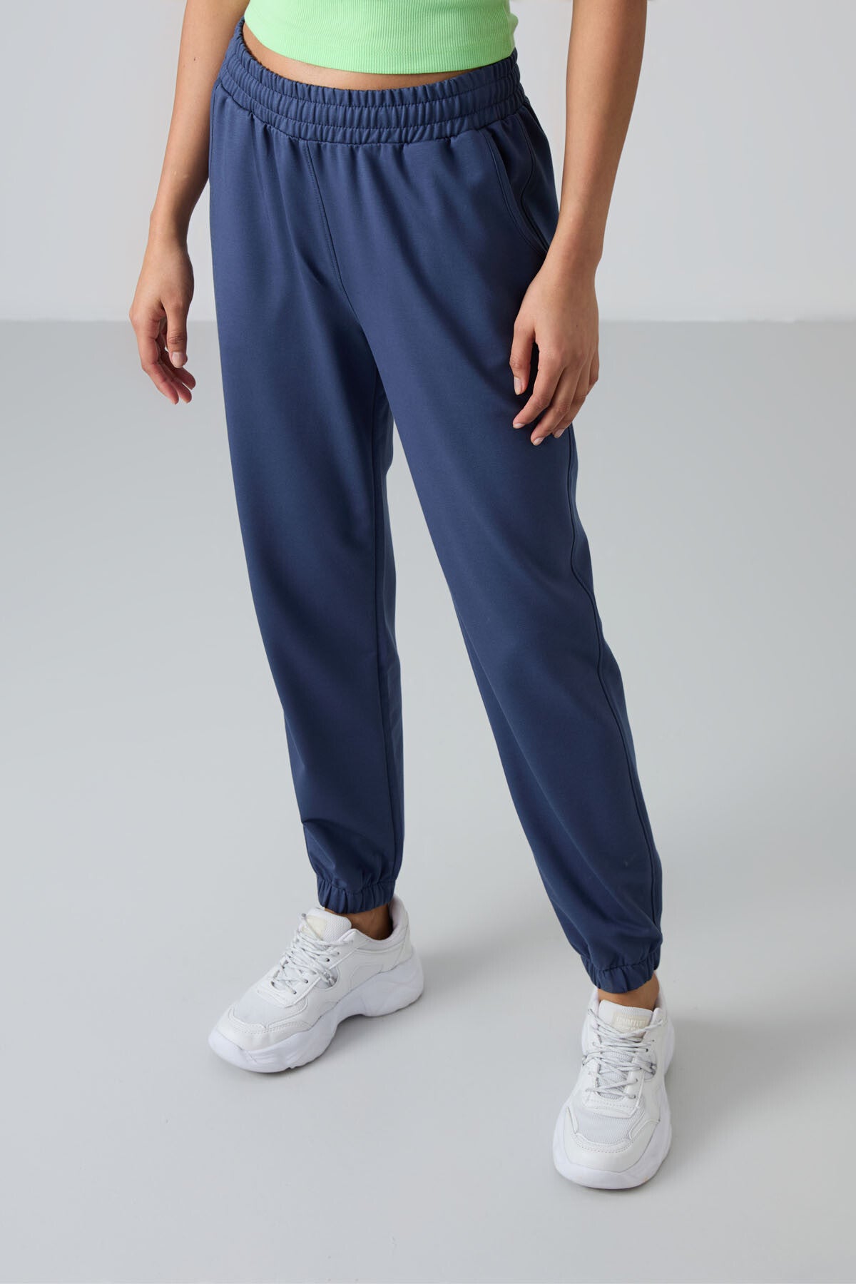 Image of Pantaloni de trening pentru femei cu talie înaltă, croială lejeră, tiv elastic, culoare benzină, cu buzunare - 94583