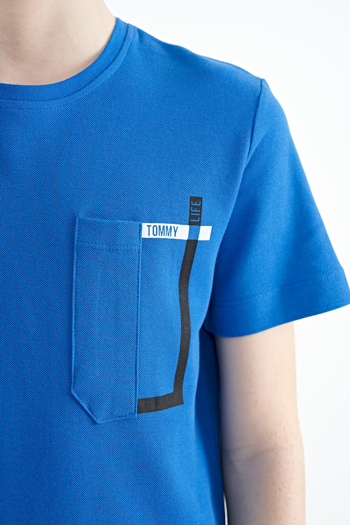 Image of Tricou Saks cu guler rotund și detalii de buzunar pentru băieți, croială standard - 11120