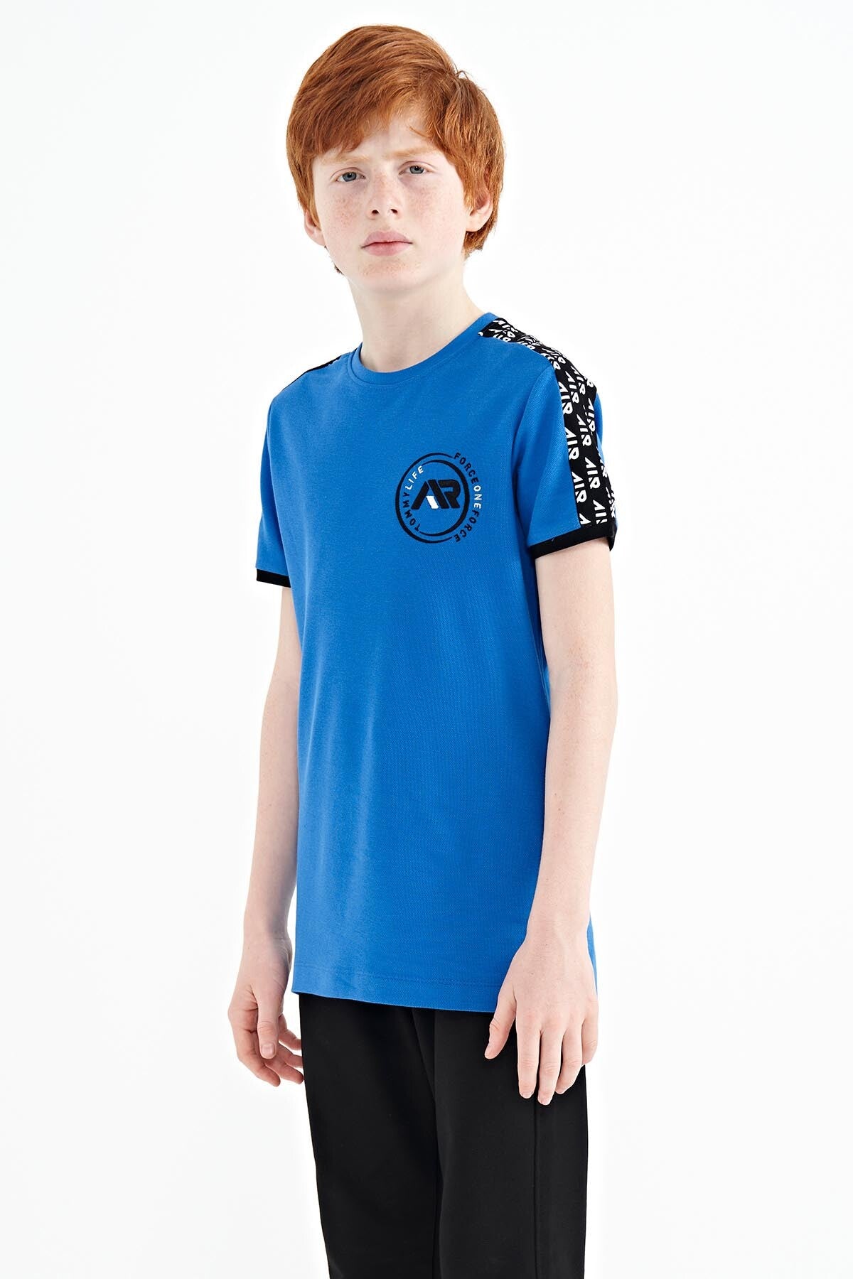 Image of Tricou Saks cu imprimeu pe umeri, croială standard, guler rotund pentru băieți - 11121