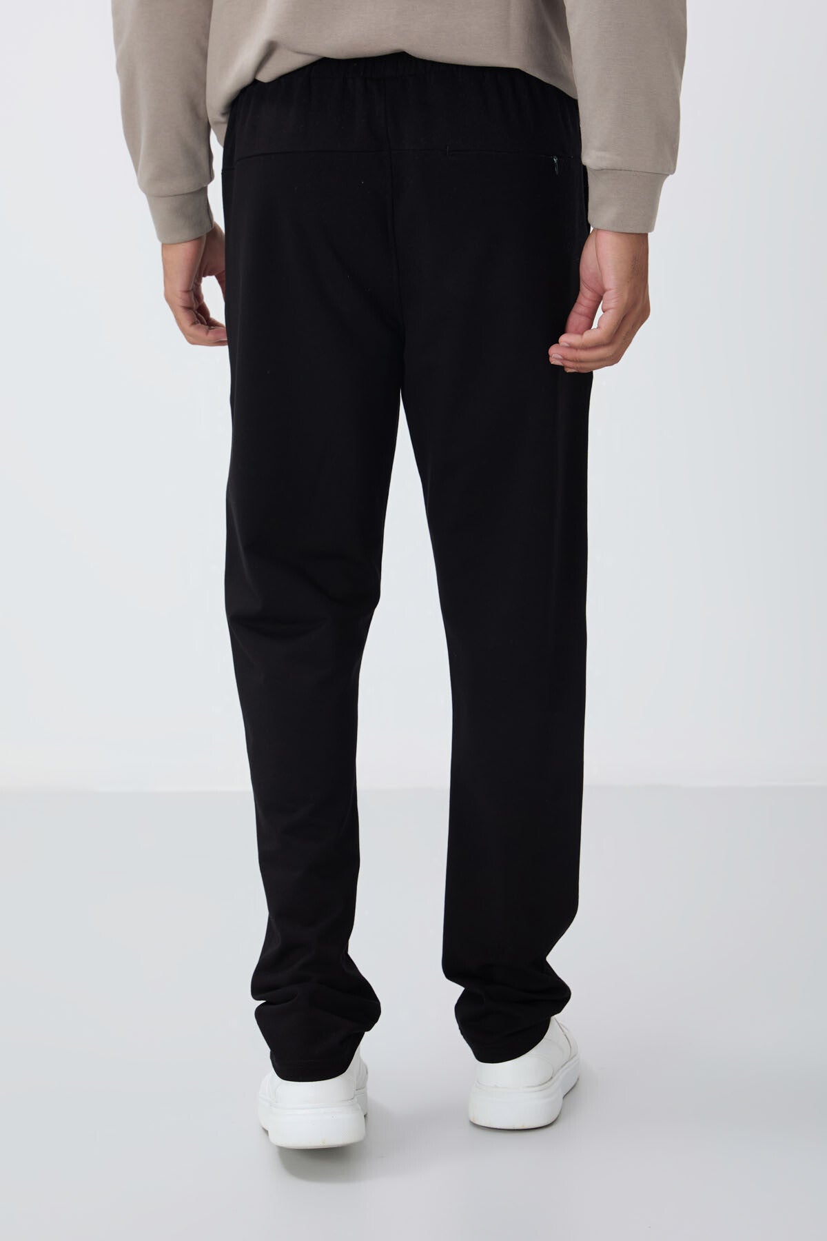 Image of Pantaloni de trening negri pentru bărbați cu șnur, buzunare, croială standard, talie clasică - 84682