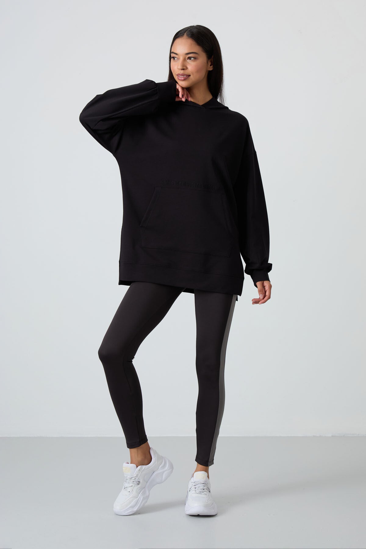 Image of Siyah Balon Kol Yazı Nakışlı Kadın Oversize Tunik Sweatshirt - 97163
