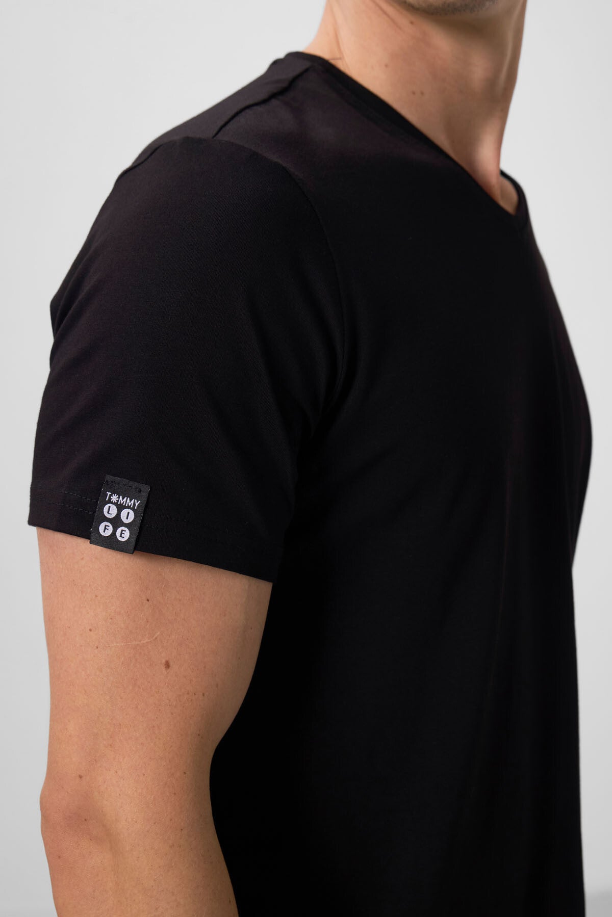 Image of Tricou bărbătesc negru, cu mânecă scurtă, croială standard și decolteu în V - 87912
