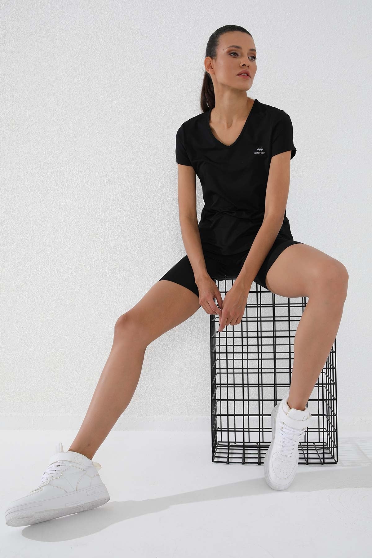 Image of Siyah Basic Kısa Kol Standart Kalıp V Yaka Kadın T-Shirt - 97145