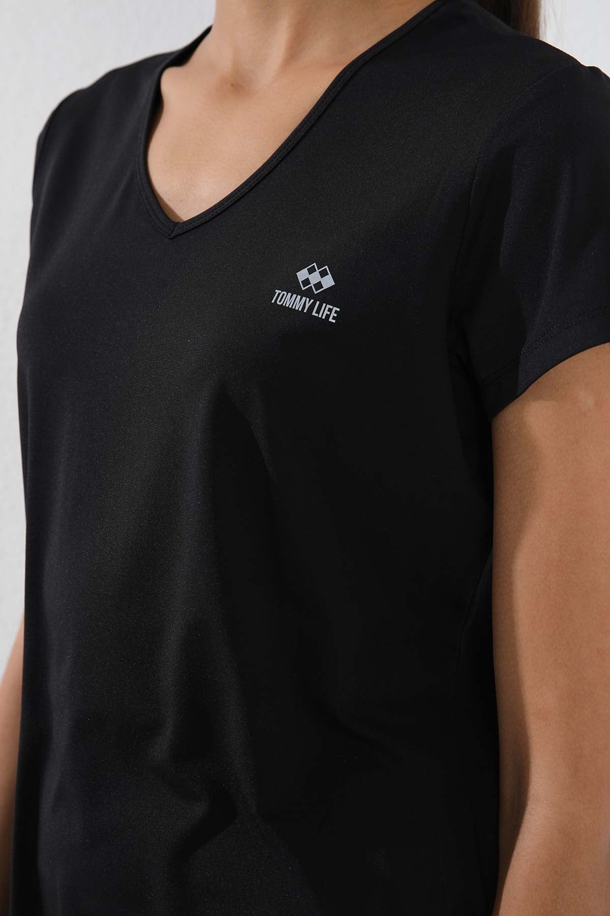 Image of Siyah Basic Kısa Kol Standart Kalıp V Yaka Kadın T-Shirt - 97145