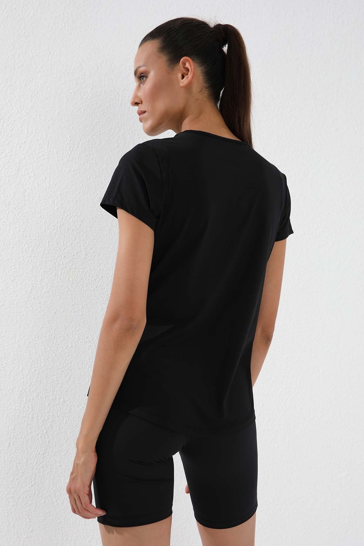 Image of Siyah Basic Kısa Kol Standart Kalıp V Yaka Kadın T-Shirt - 97145