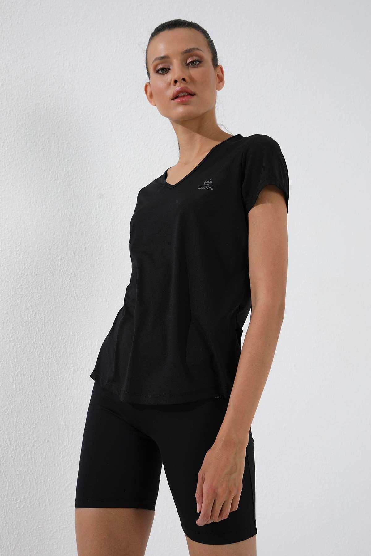 Image of Siyah Basic Kısa Kol Standart Kalıp V Yaka Kadın T-Shirt - 97145