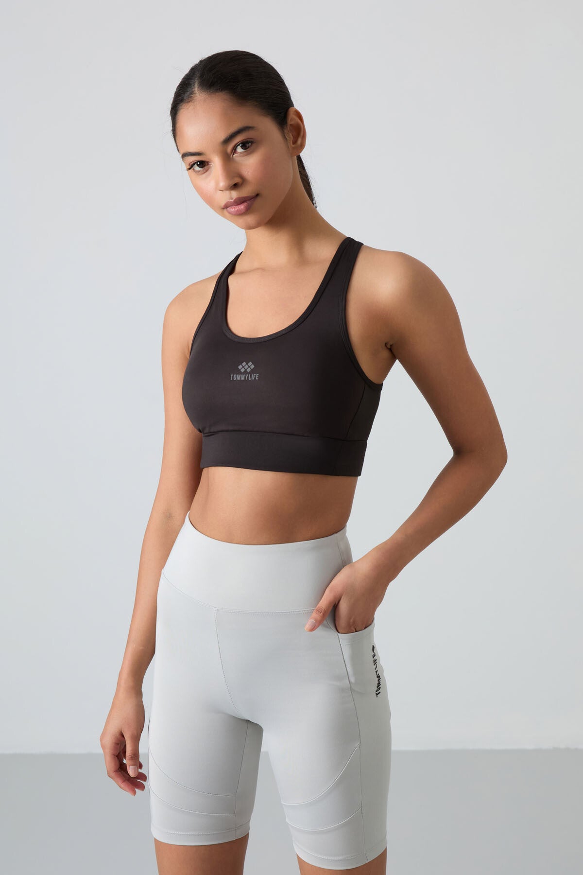 Image of Siyah Çapraz Sırt Detaylı Slim Fit U Yaka Pedli Kadın Spor Büstiyer - 97121