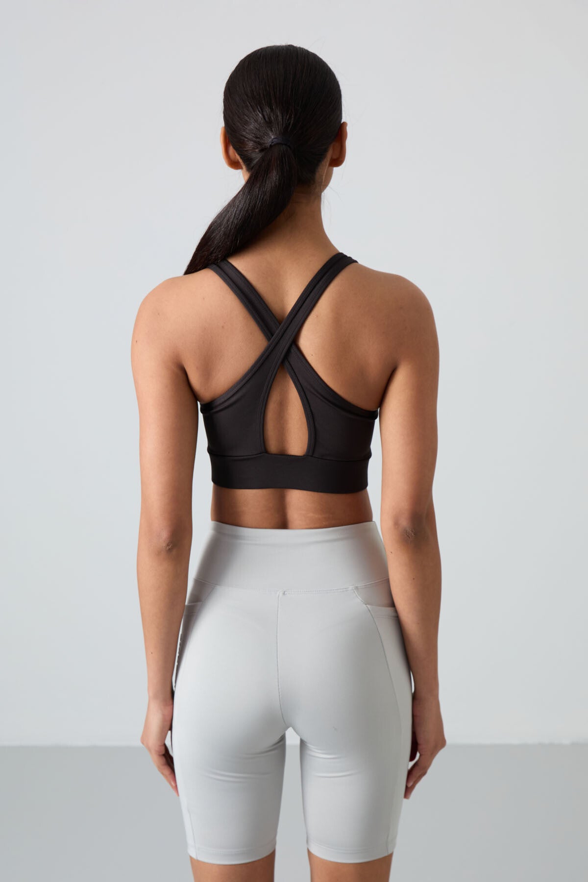 Image of Siyah Çapraz Sırt Detaylı Slim Fit U Yaka Pedli Kadın Spor Büstiyer - 97121