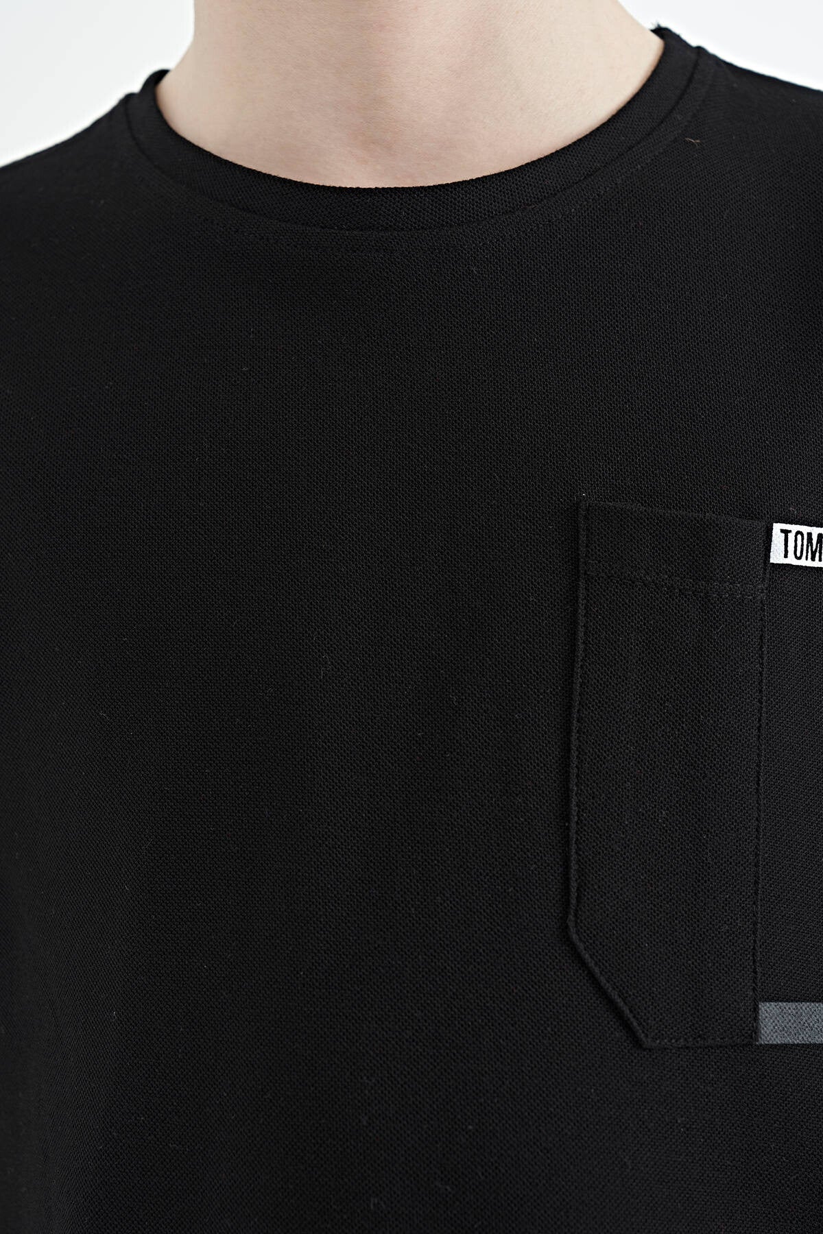 Image of Siyah Cep Detaylı O Yaka Standart Kalıp Erkek Çocuk T-Shirt - 11120