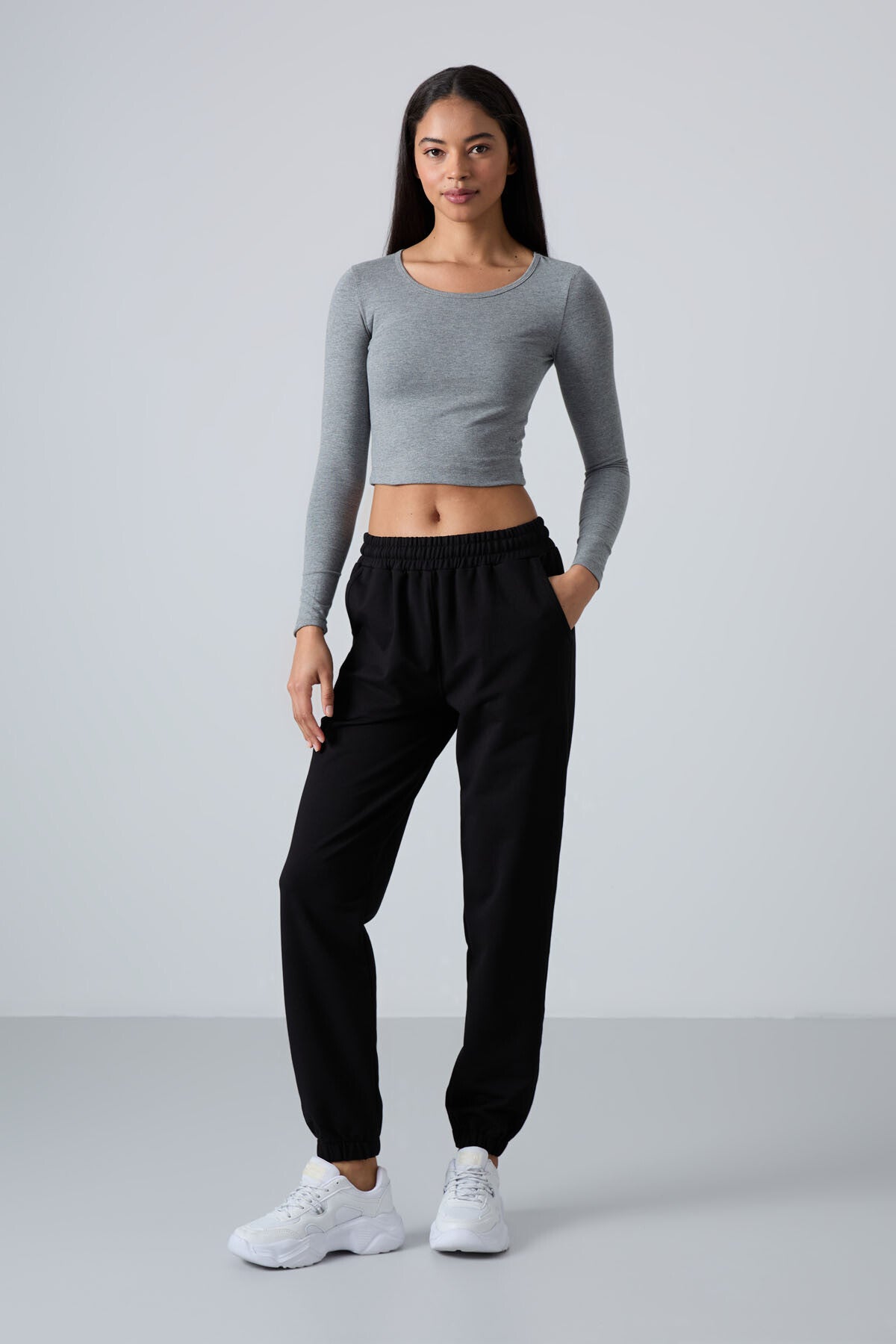 Image of Pantaloni de trening negri pentru femei, cu talie înaltă, croială lejeră, cu buzunare și tiv elastic - 94583