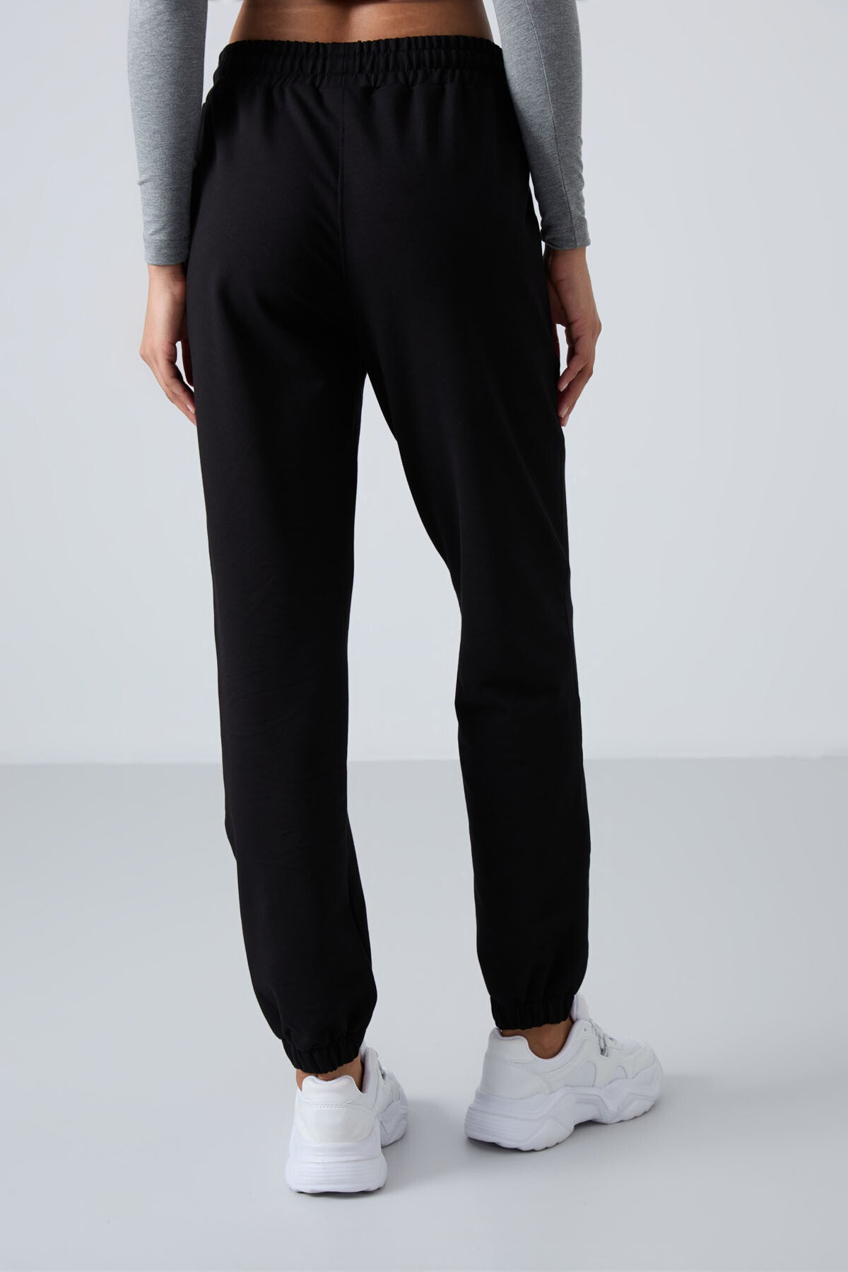 Image of Pantaloni de trening negri pentru femei, cu talie înaltă, croială lejeră, cu buzunare și tiv elastic - 94583