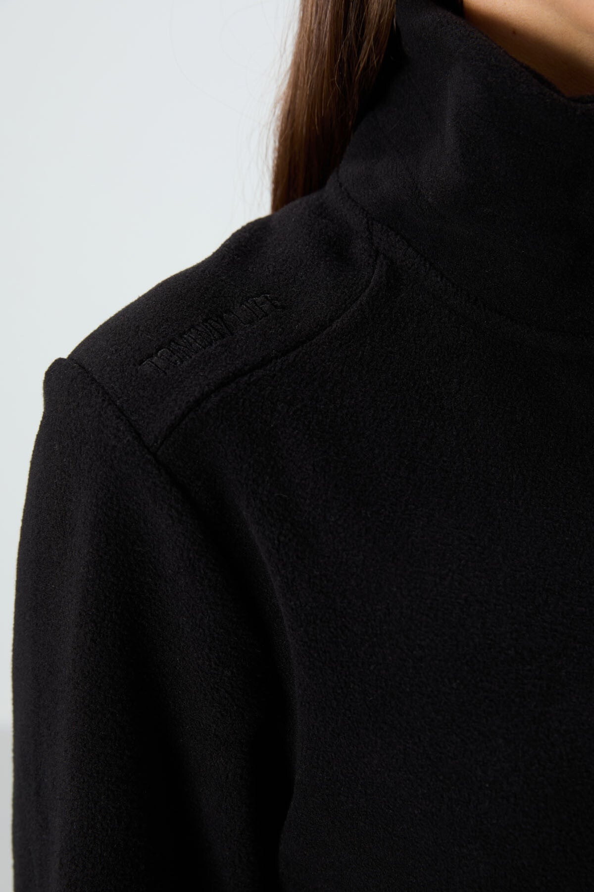 Image of Hanorac negru din fleece pentru femei, cu guler înalt și fermoar, croială relaxată - 97173