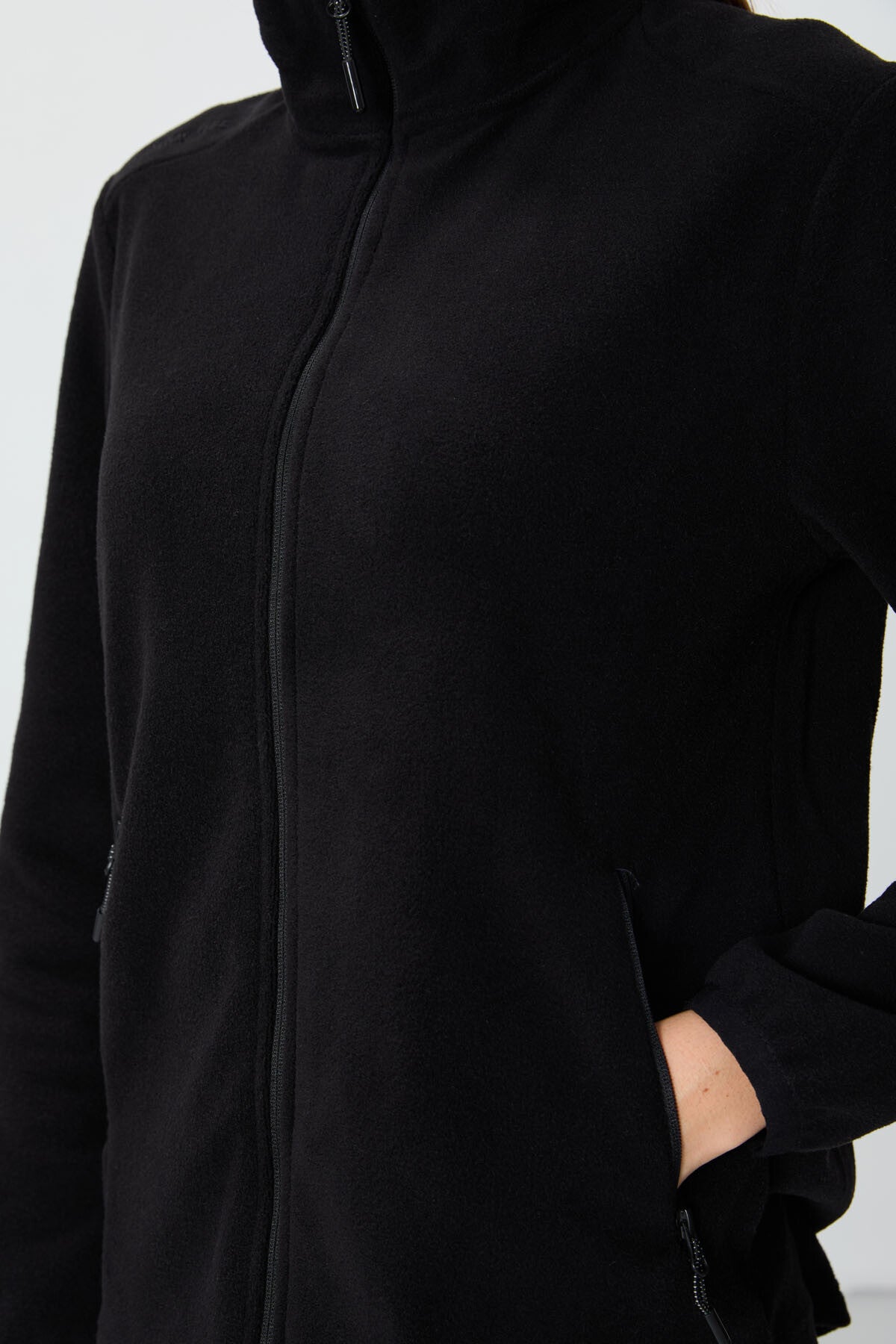 Image of Hanorac negru din fleece pentru femei, cu guler înalt și fermoar, croială relaxată - 97173