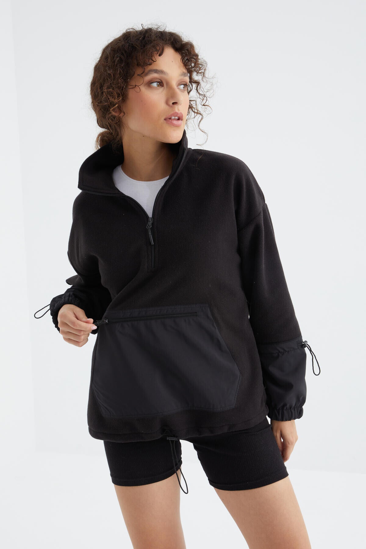 Image of Siyah Etek Ucu Büzgülü Yarım Fermuarlı Oversize Kadın Polar Sweatshirt - 97238