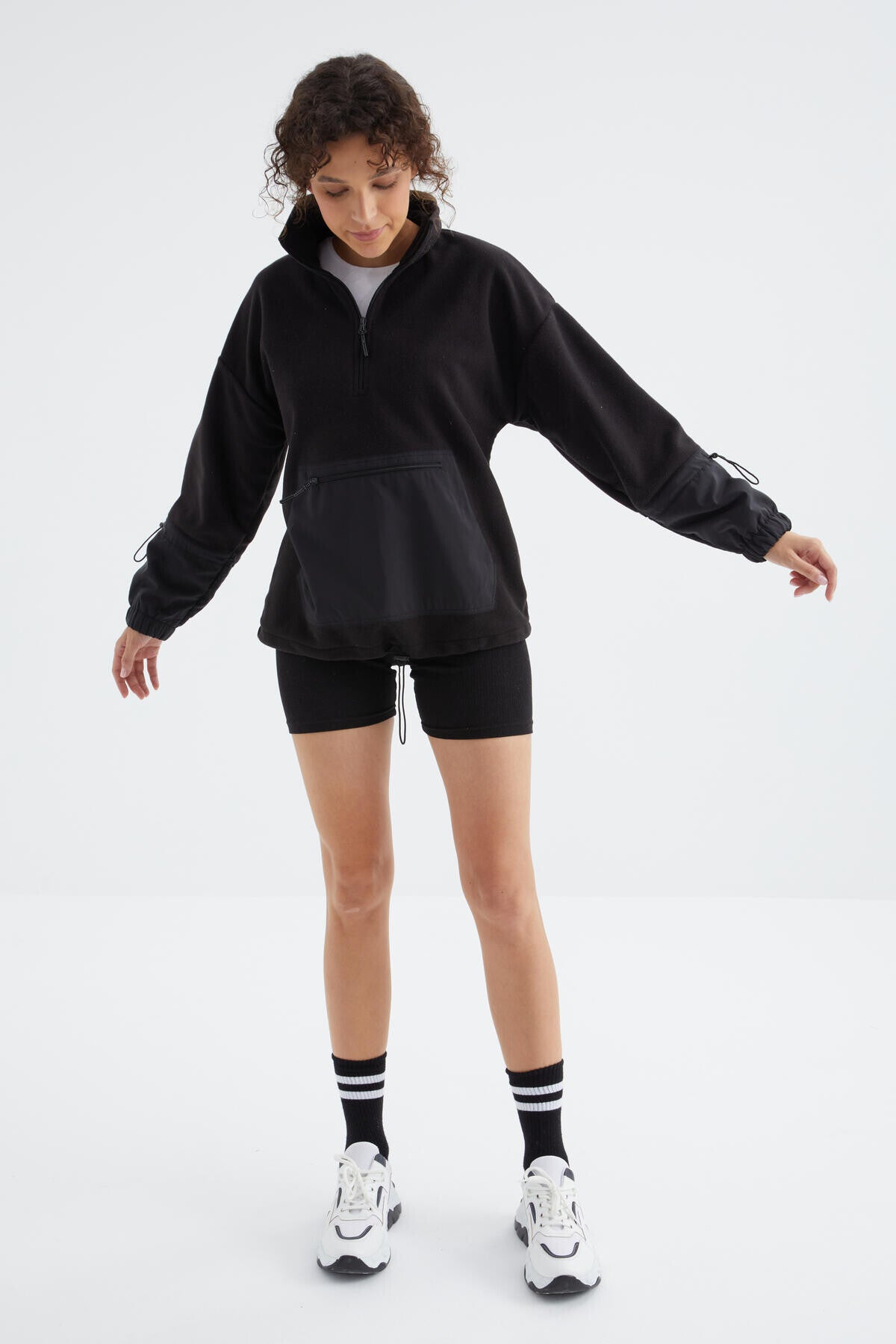 Image of Siyah Etek Ucu Büzgülü Yarım Fermuarlı Oversize Kadın Polar Sweatshirt - 97238
