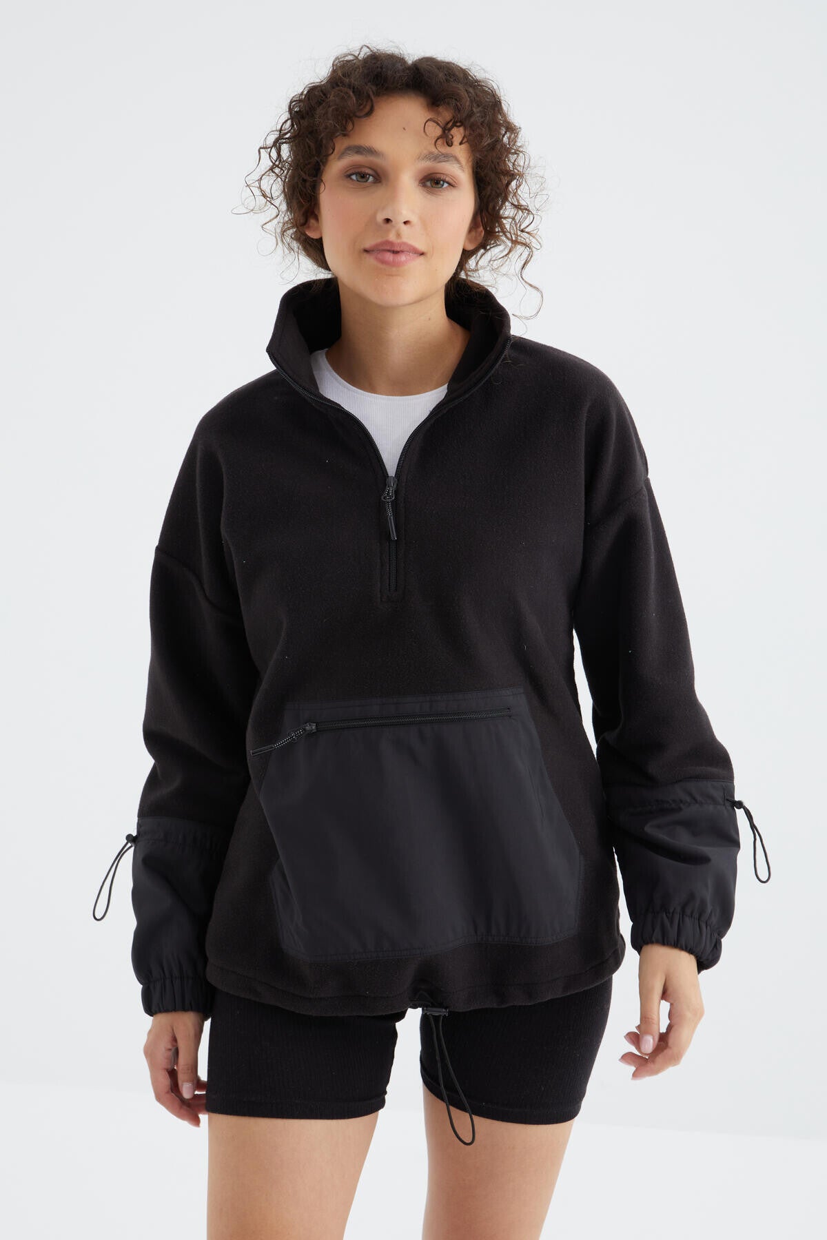Image of Hanorac negru supradimensionat din fleece pentru femei, cu tiv încrețit și închidere cu fermoar pe jumătate - 97238