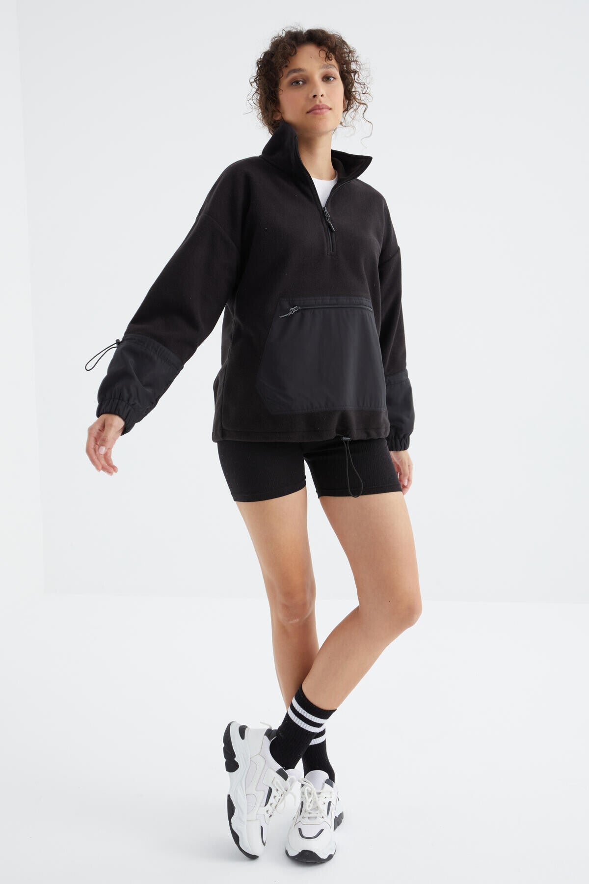 Image of Hanorac negru supradimensionat din fleece pentru femei, cu tiv încrețit și închidere cu fermoar pe jumătate - 97238