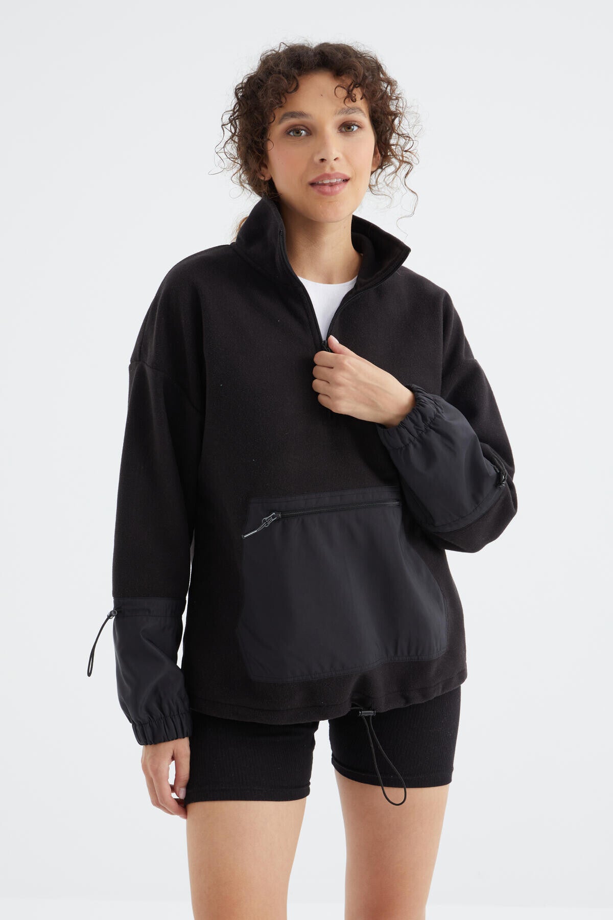 Image of Hanorac negru supradimensionat din fleece pentru femei, cu tiv încrețit și închidere cu fermoar pe jumătate - 97238