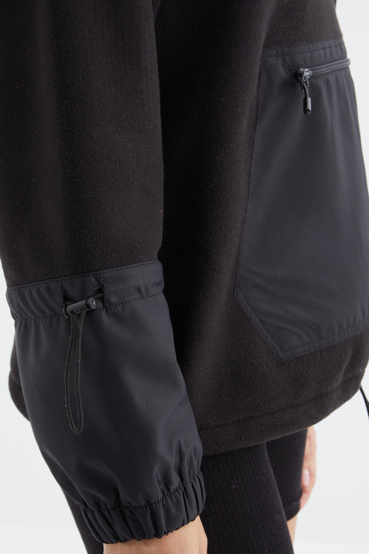 Image of Hanorac negru supradimensionat din fleece pentru femei, cu tiv încrețit și închidere cu fermoar pe jumătate - 97238