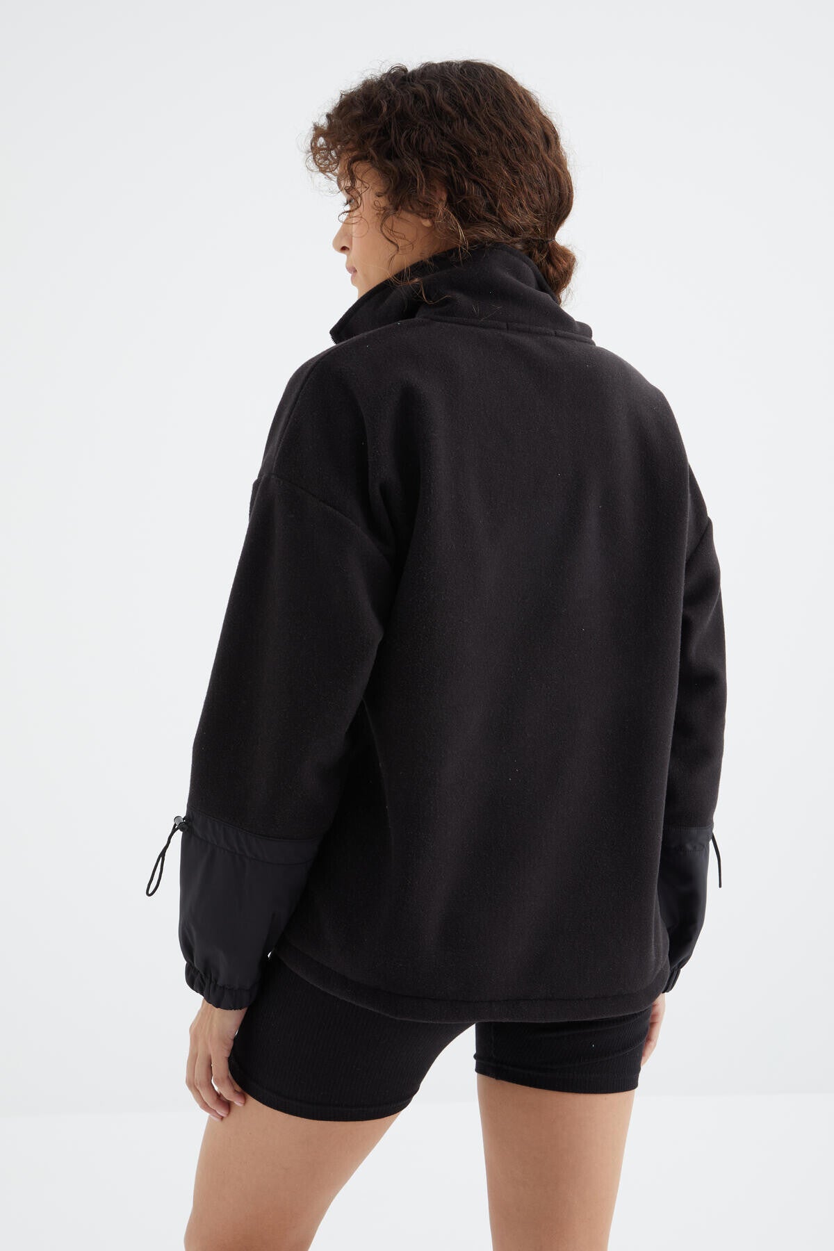 Image of Hanorac negru supradimensionat din fleece pentru femei, cu tiv încrețit și închidere cu fermoar pe jumătate - 97238