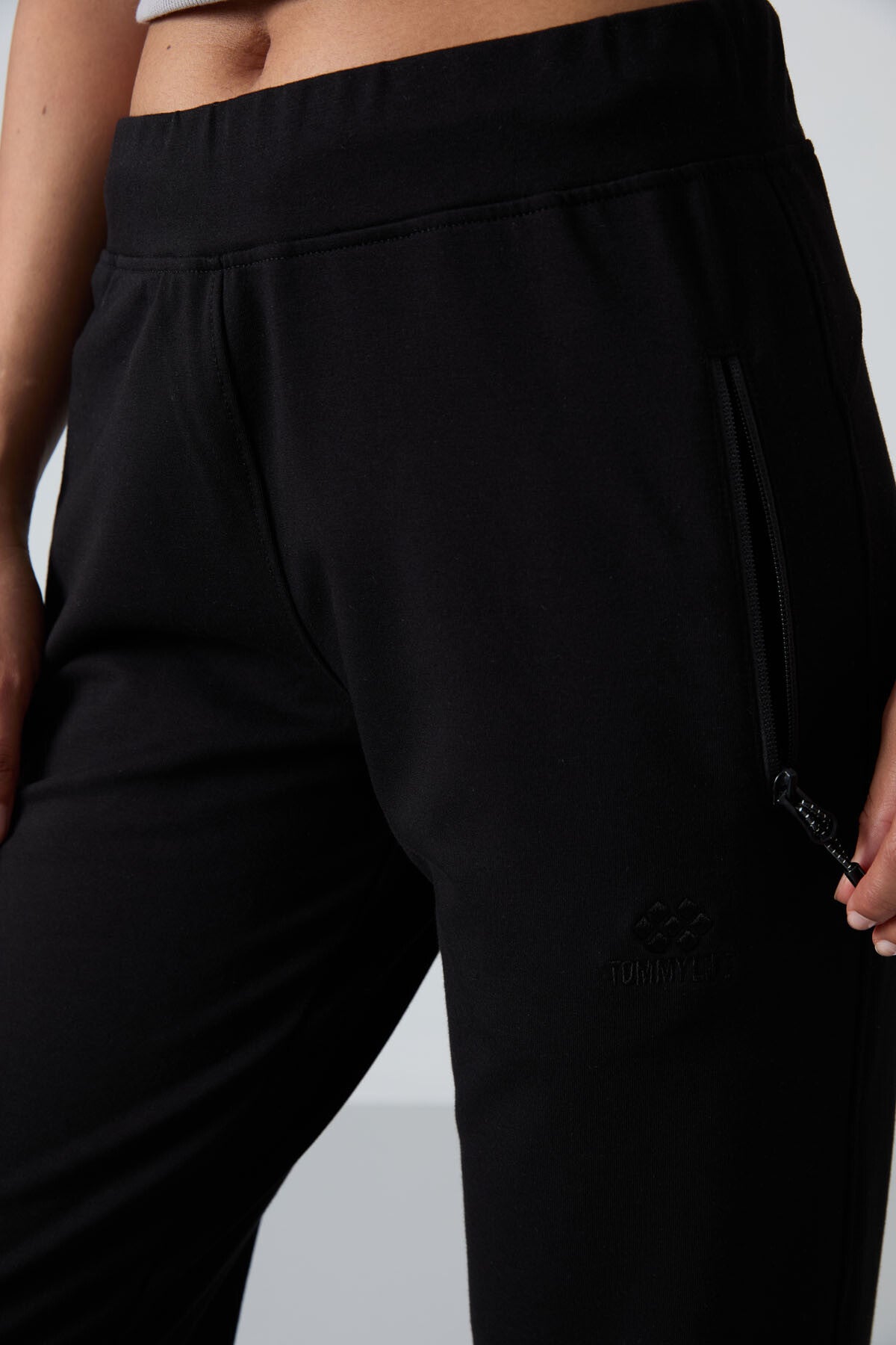 Image of Pantaloni de trening negri pentru femei cu buzunare cu fermoar, croială confortabilă, croială clasică - 94195