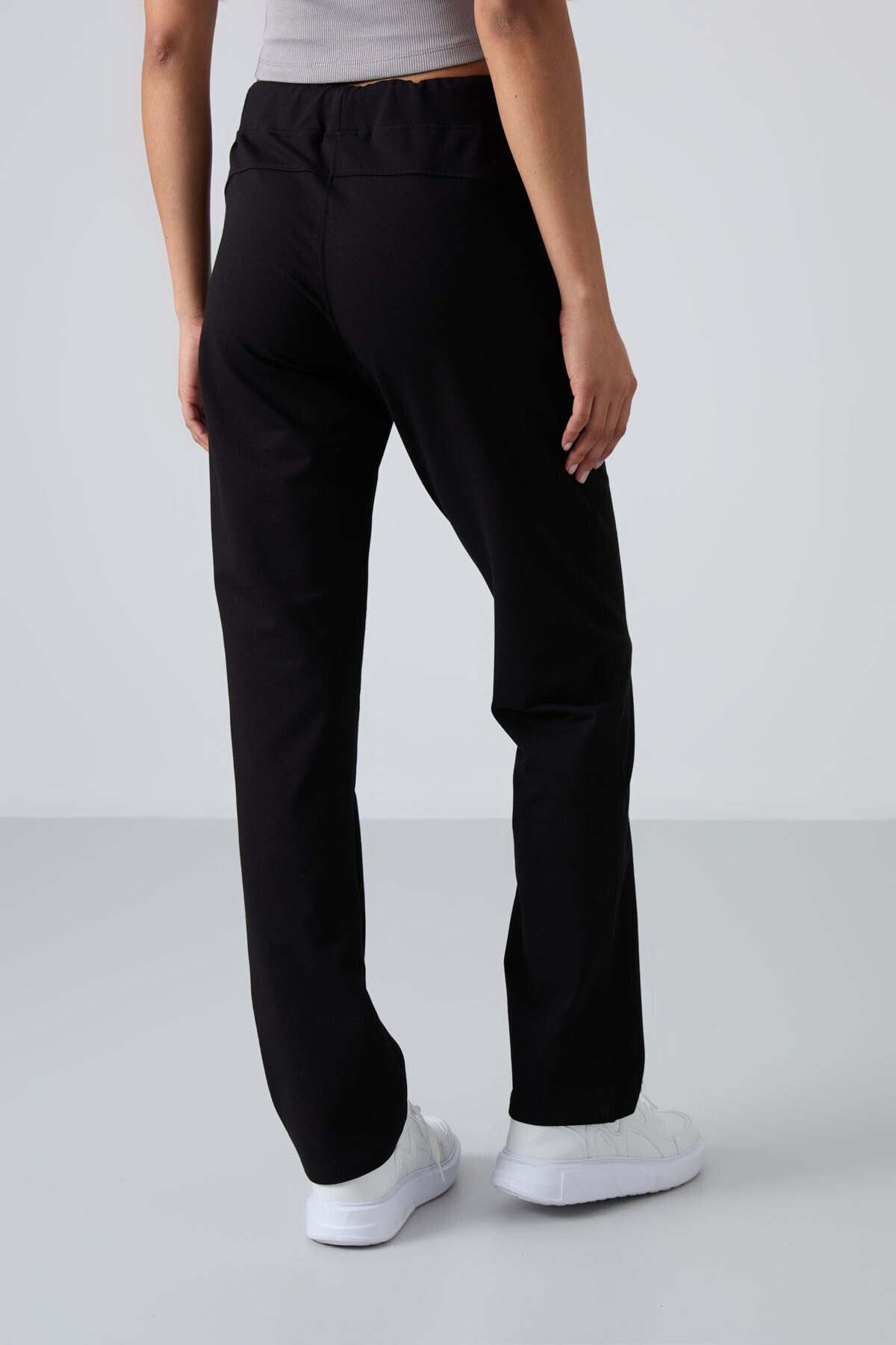 Image of Pantaloni de trening negri pentru femei cu buzunare cu fermoar, croială confortabilă, croială clasică - 94195