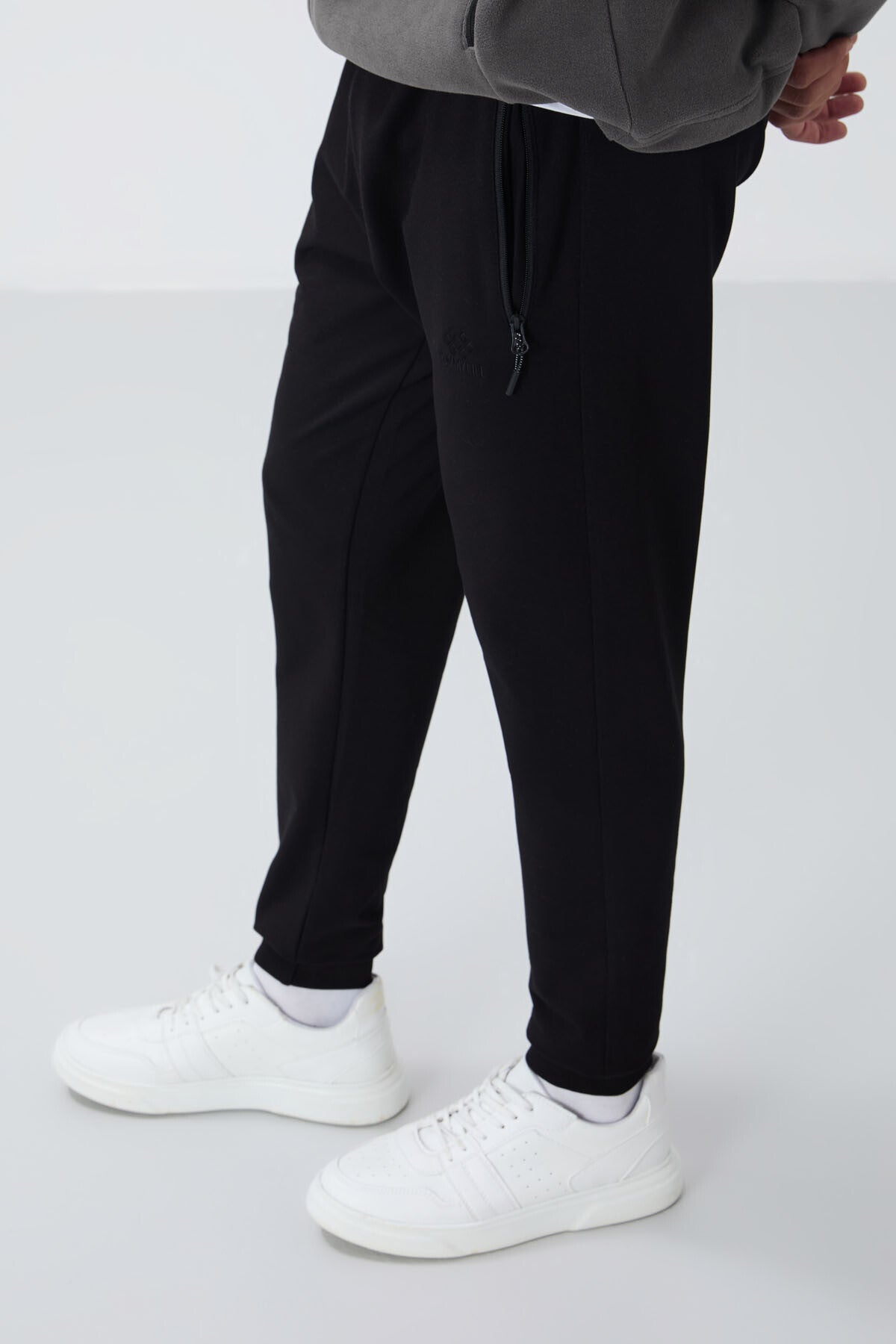 Image of Pantaloni de trening negri pentru bărbați, croială standard, cu buzunare cu fermoar - 84651