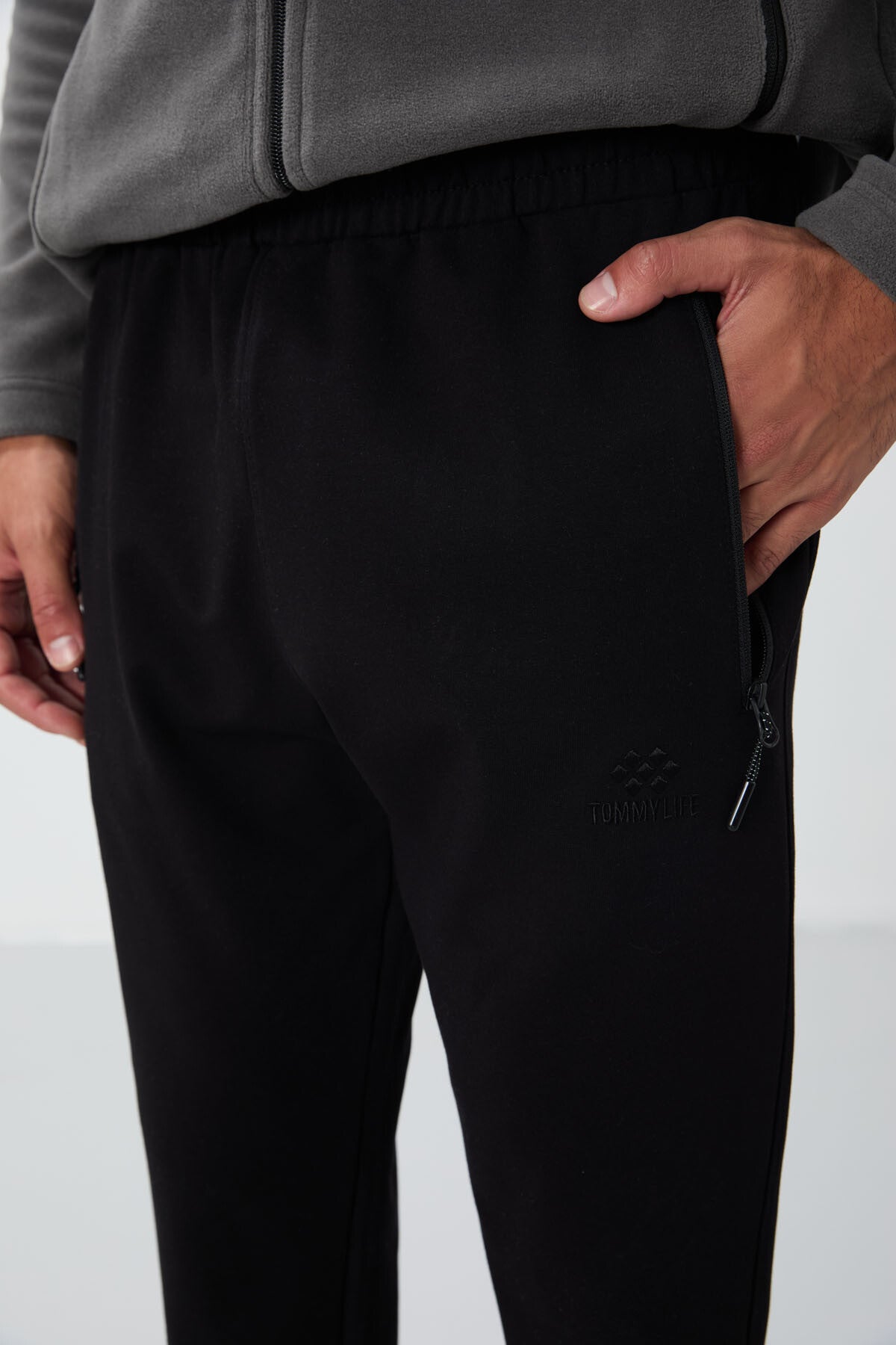 Image of Pantaloni de trening negri pentru bărbați, croială standard, cu buzunare cu fermoar - 84651