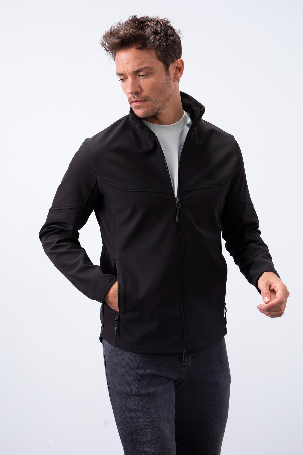 Image of Siyah Fermuarlı Dik Yaka Su ve Rüzgar Geçirmez Softshell Erkek Mont - 88050
