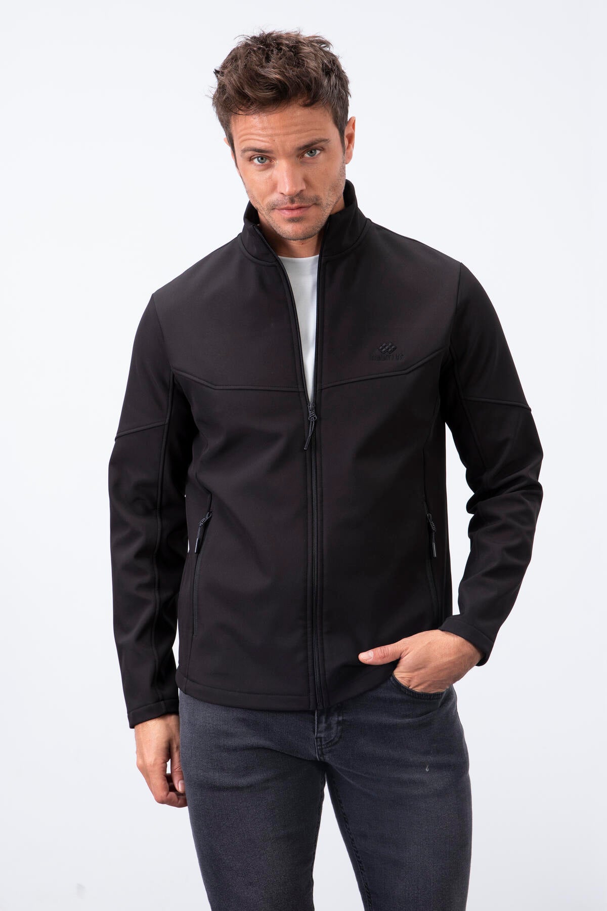 Image of Siyah Fermuarlı Dik Yaka Su ve Rüzgar Geçirmez Softshell Erkek Mont - 88050