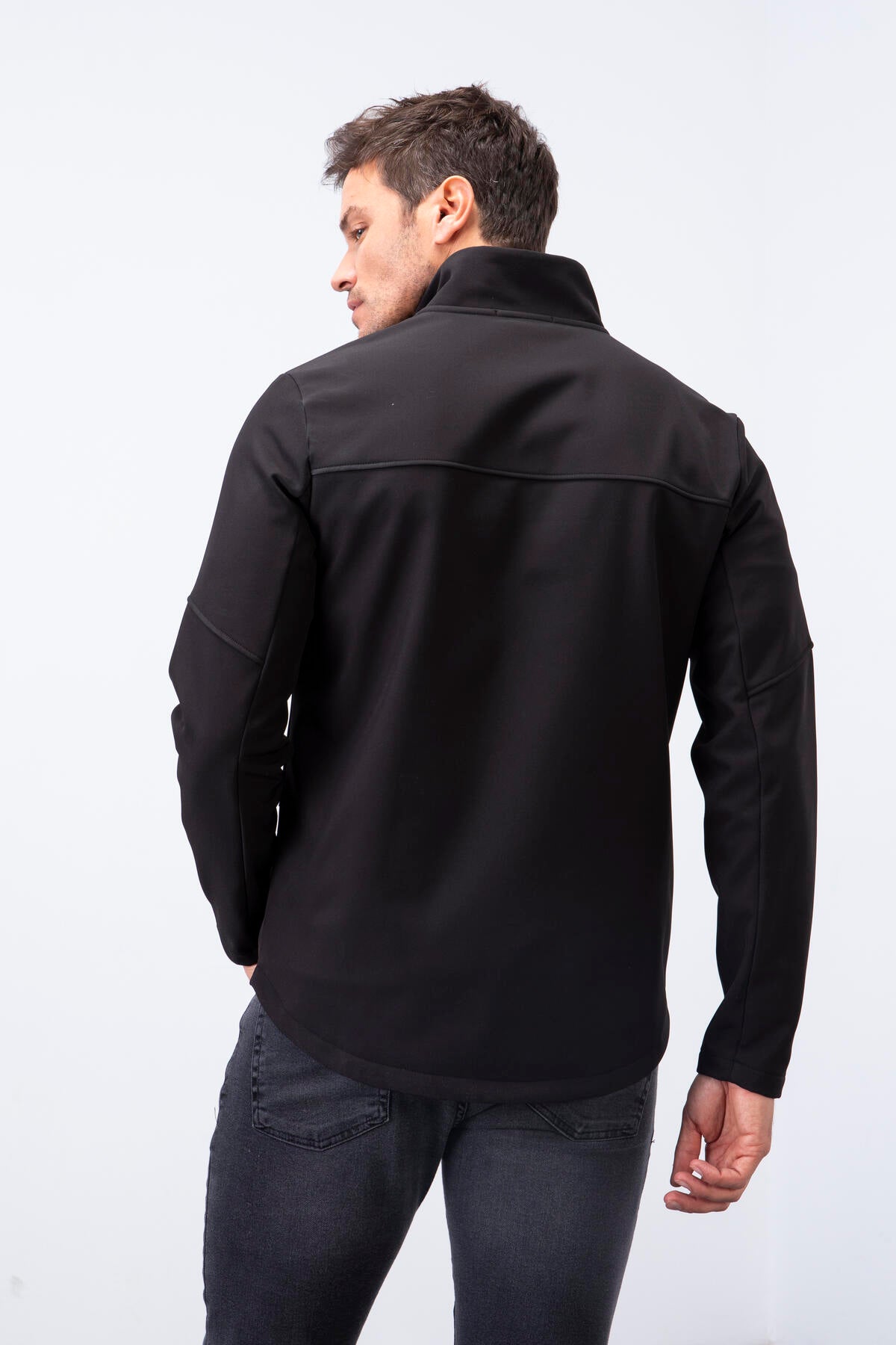 Image of Siyah Fermuarlı Dik Yaka Su ve Rüzgar Geçirmez Softshell Erkek Mont - 88050