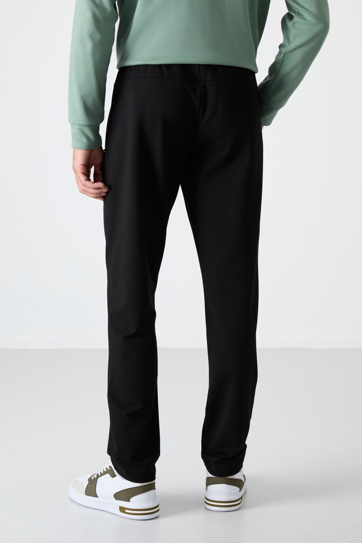 Image of Pantaloni de trening negri pentru bărbați, croială slim fit, cu trei buzunare și fermoar - 84671