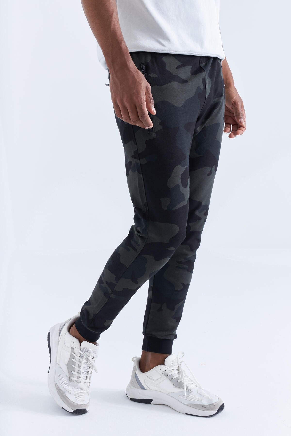 Image of Pantaloni de trening slim fit pentru bărbați, model camuflaj Black Shadow - 84754